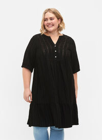 Randig klänning i viskos med spetsdetaljer, Black, Model
