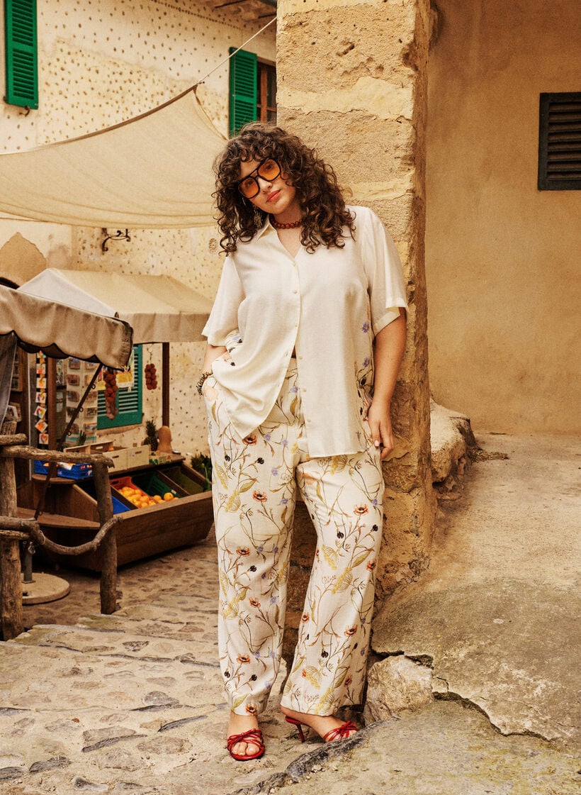 H&ouml;gmidjade byxor i viskos med blommigt m&ouml;nster, Beige, Image image number 0