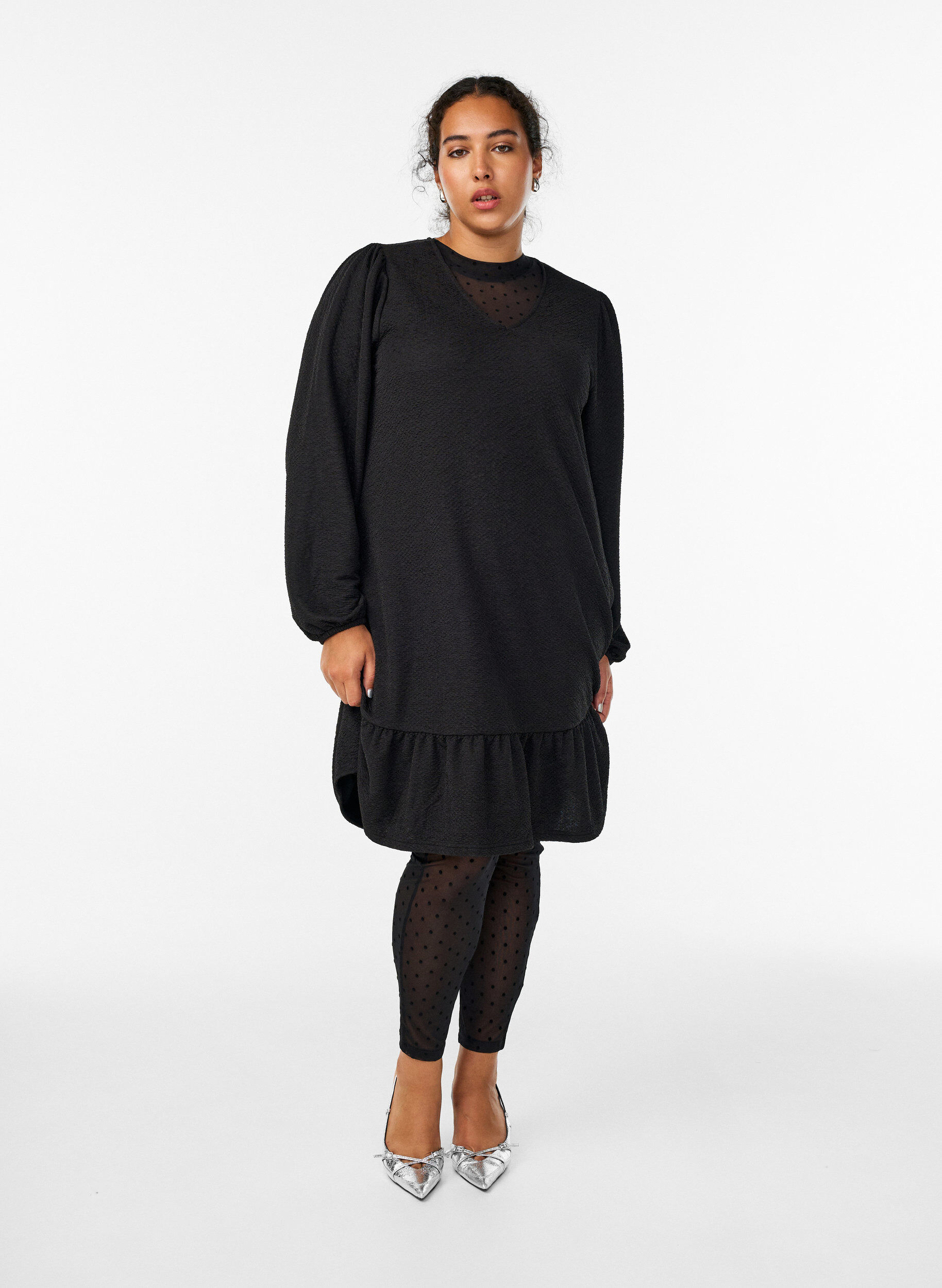 Zizzi Kort kl&auml;nning med textur och volangkant, Svart, Model image number 1