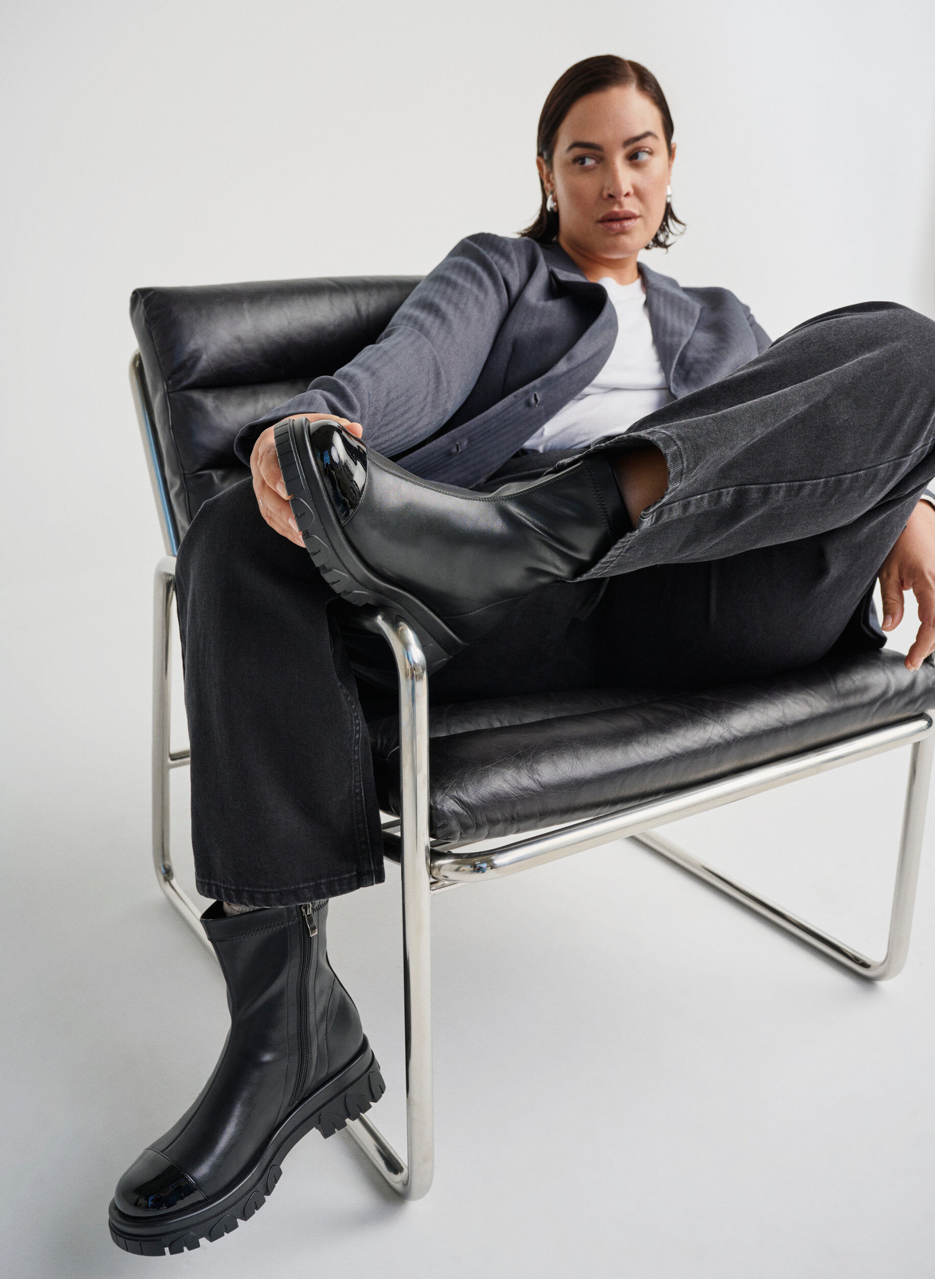 Zizzi Bred passform &ndash; Grov k&auml;nga med lackdetalj, Svart, Image image number 0