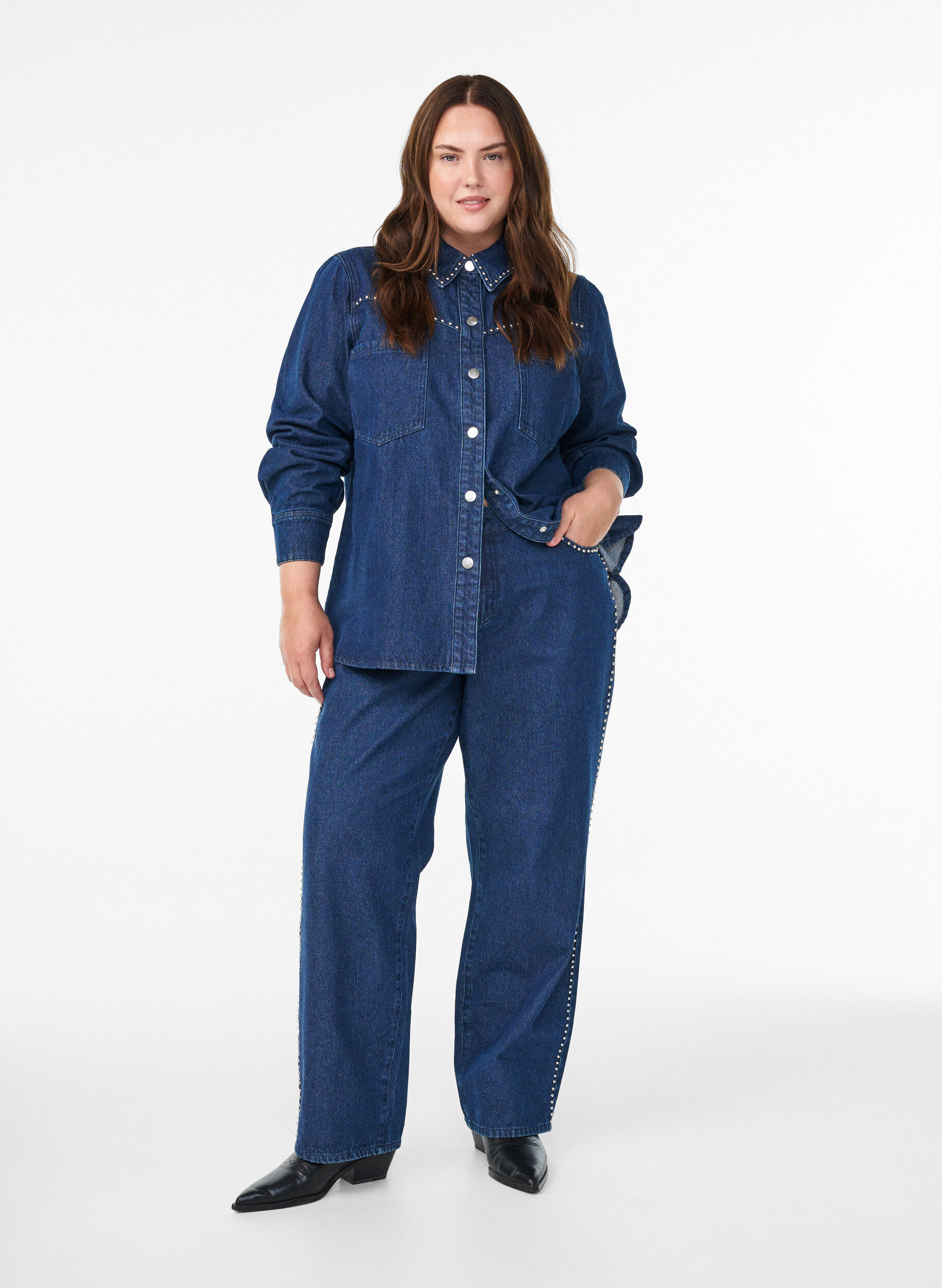 Vida jeans med nitar och h&ouml;g midja, Bl&aring;, Model