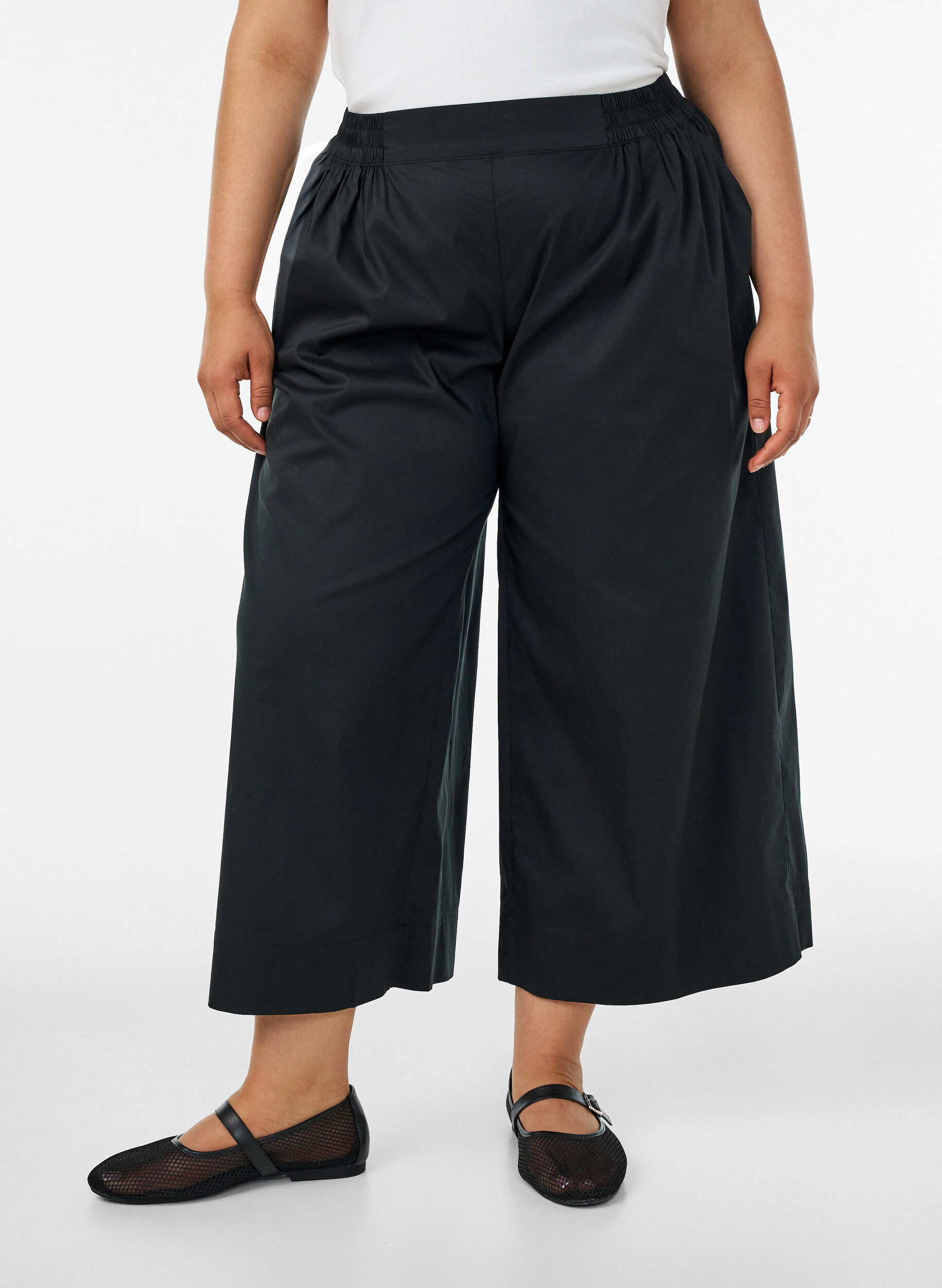 ZizziCulottebyxor med res&aring;r i midjan och vida ben, Svart, Model image number 2