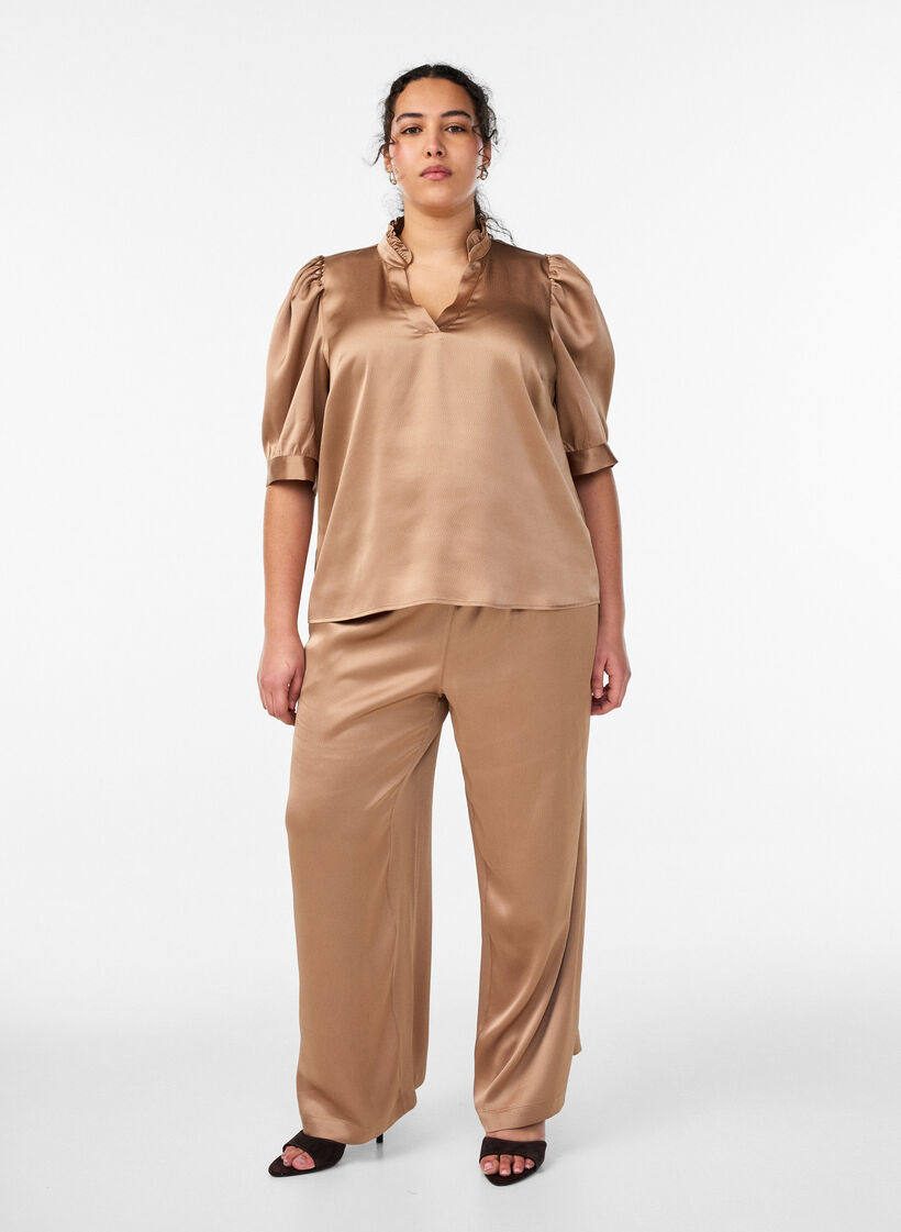 Blus i satinlook med halvl&aring;nga &auml;rmar och volangkrage, Brun, Model image number 1
