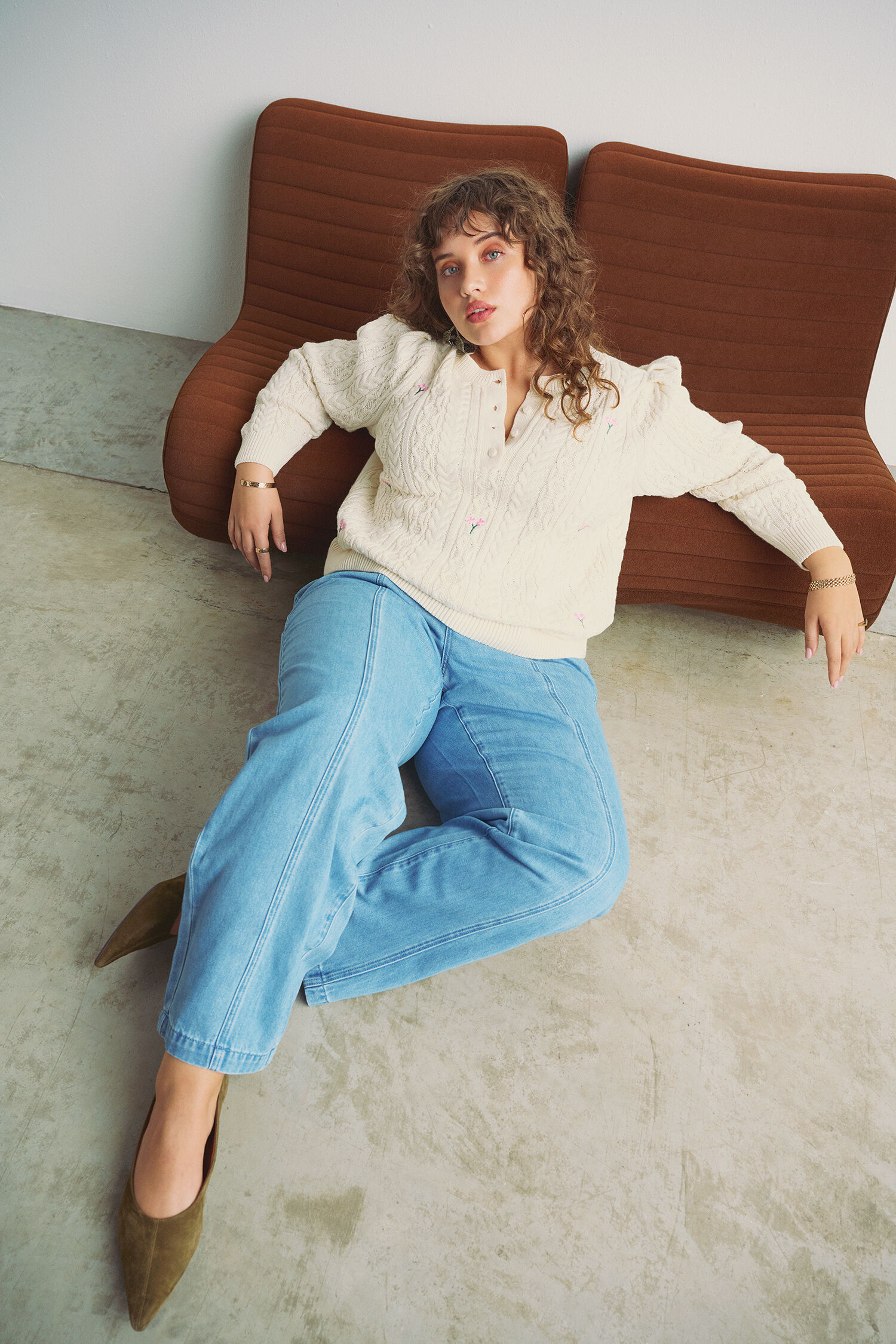 Stickad blus med broderade blommor, , Model