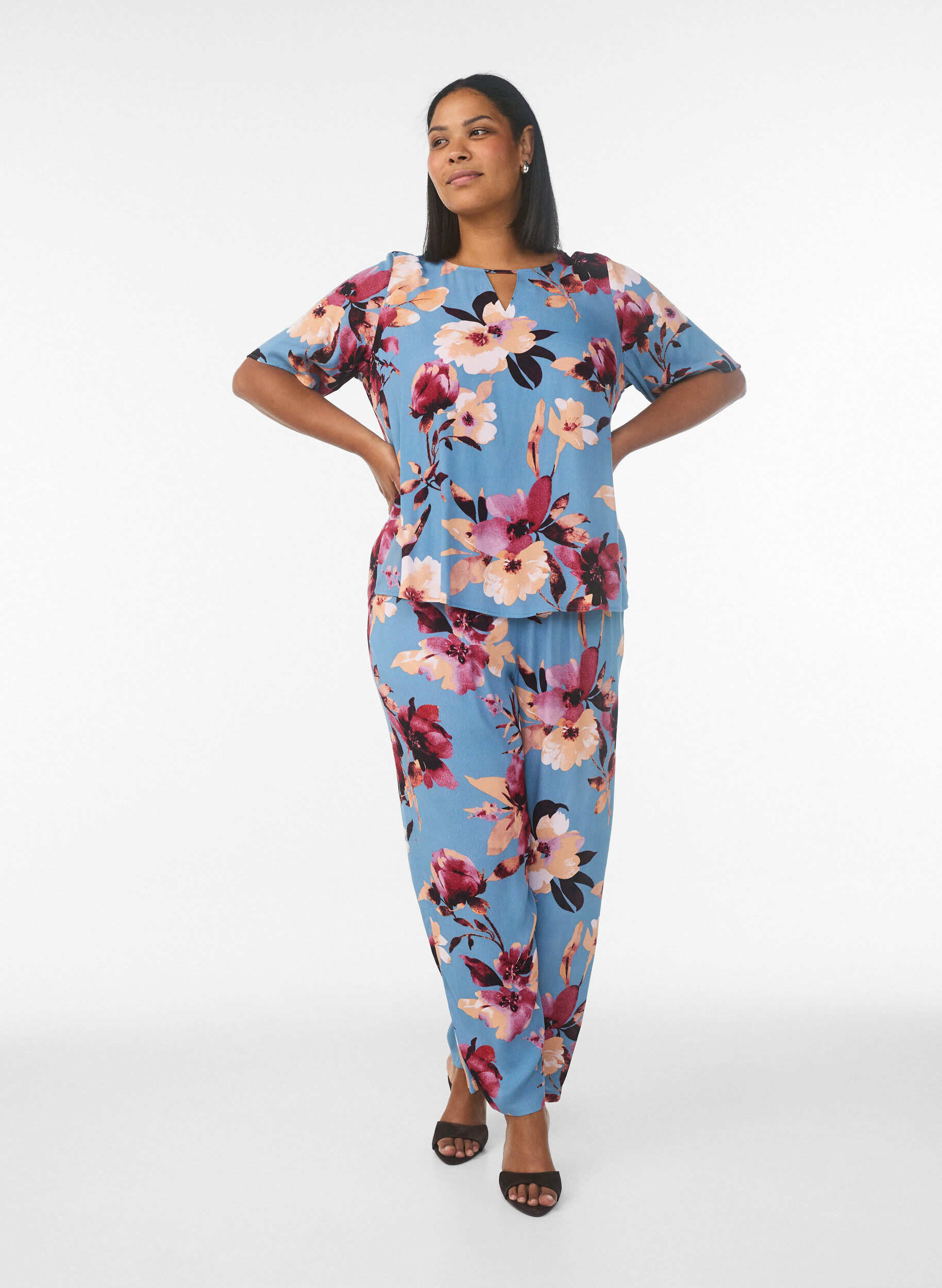 Zizzi Kort&auml;rmad blus i viskos med m&ouml;nster, Bl&aring;, Model image number 1