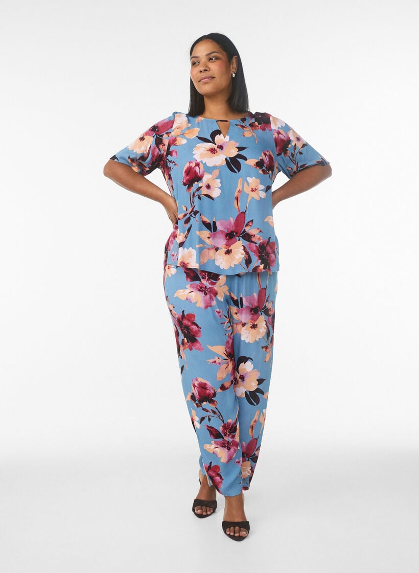 Kort&auml;rmad blus i viskos med m&ouml;nster, Bl&aring;, Model image number 1