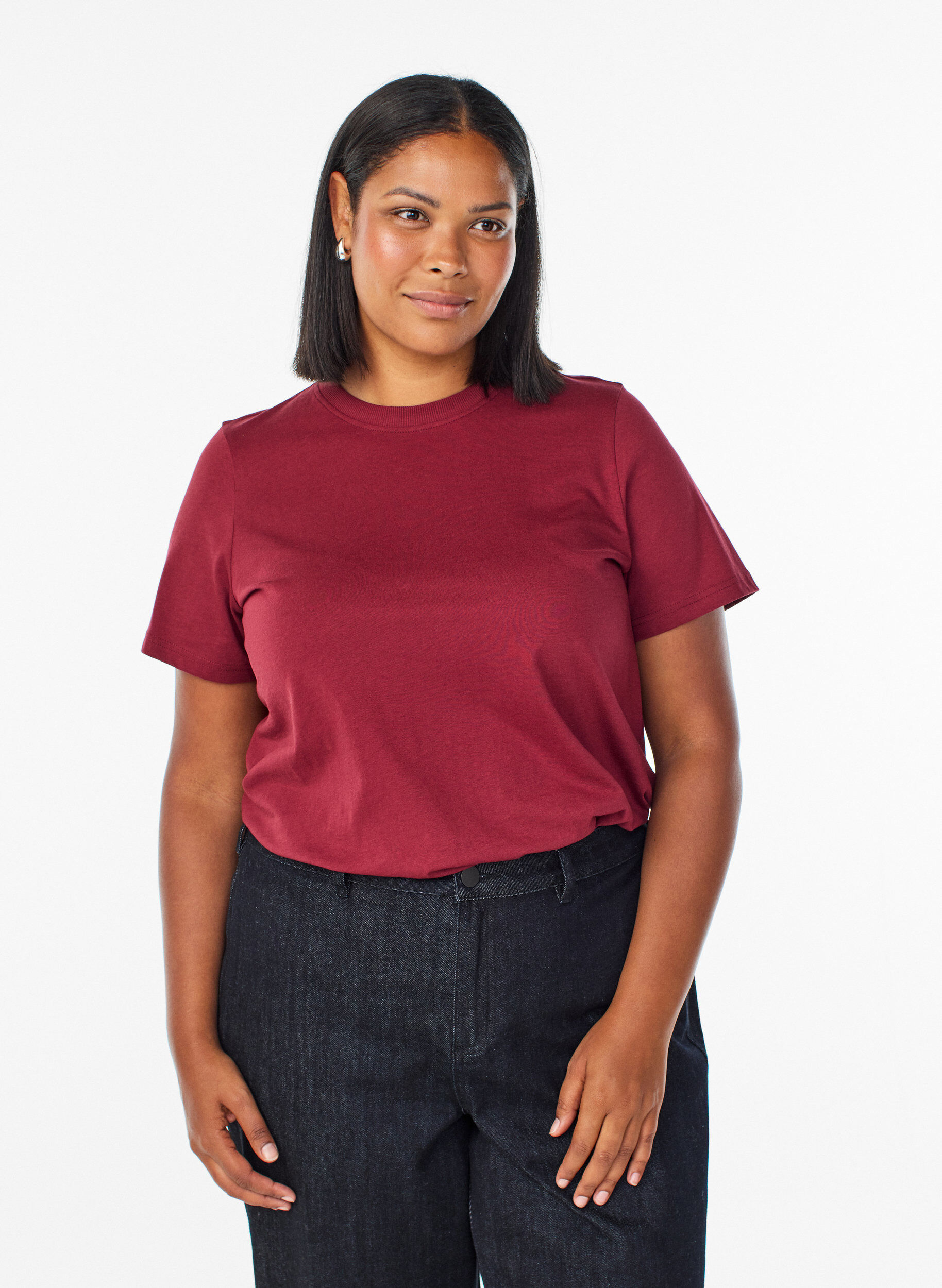 Enkel t-shirt i bomull med rund halsringning, M&ouml;rk Bordeaux, Model