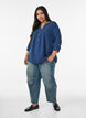 Blus i bomullsmuslin med broderie anglaise, Bl&aring;, Model image number 1