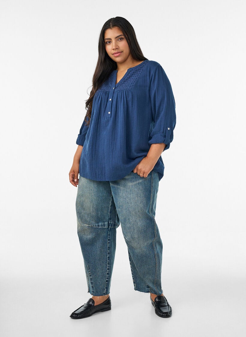 Blus i bomullsmuslin med broderie anglaise, Bl&aring;, Model image number 1