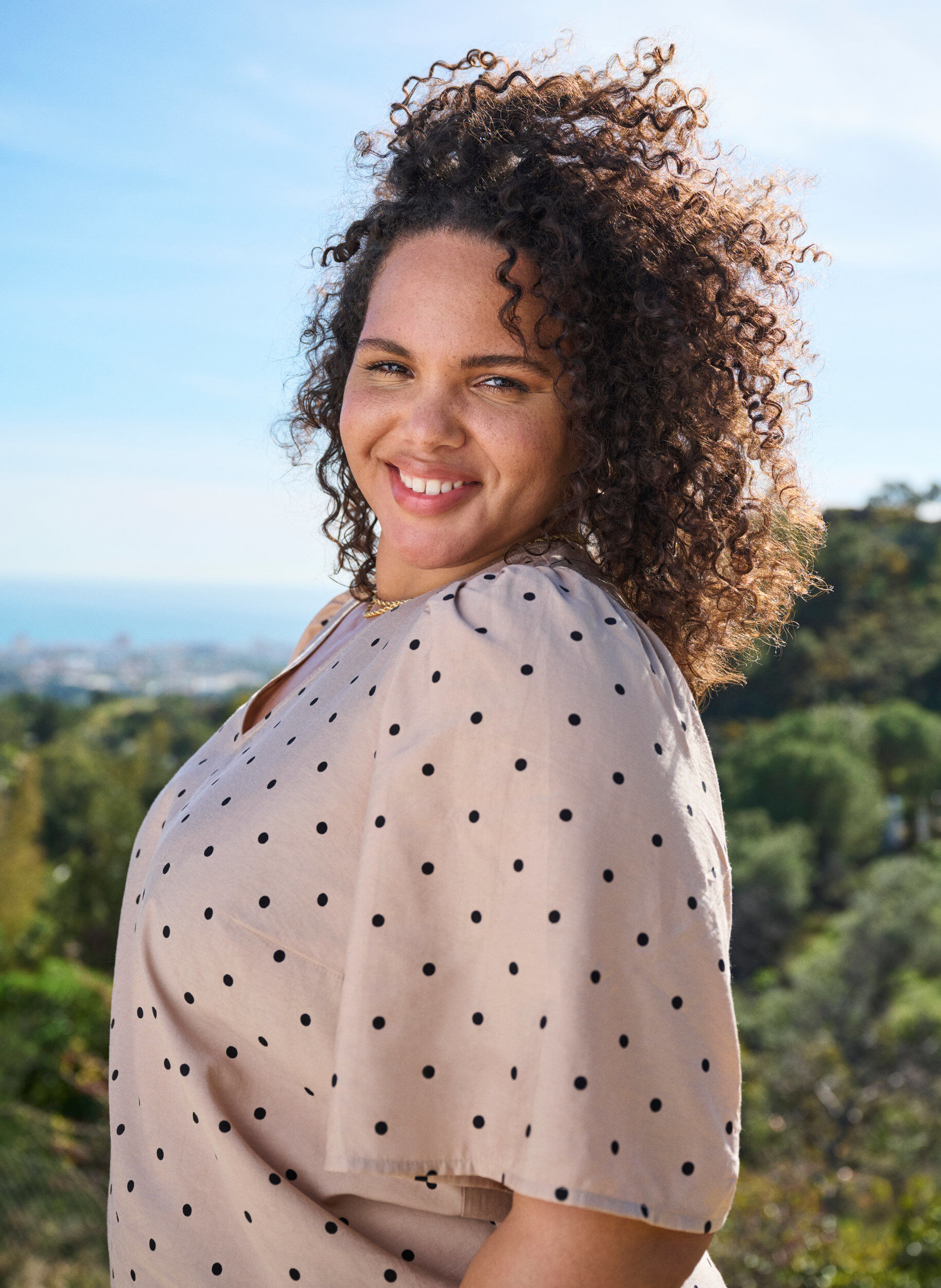 Zizzi Blus med l&ouml;sa &auml;rmar och v-ringning, Beige, Image image number 0