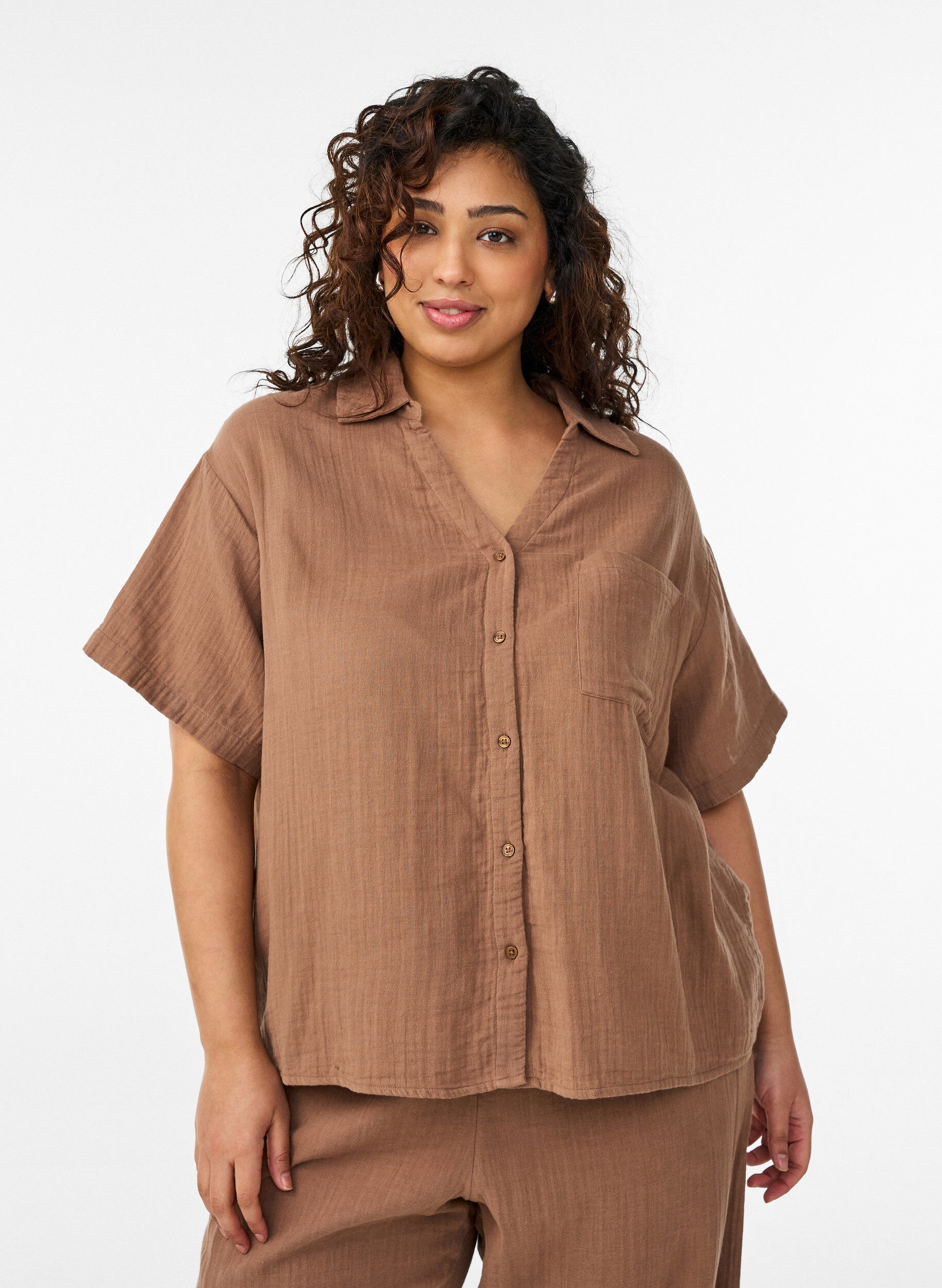Blus i bomullsmuslin med korta &auml;rmar, Brun, Model