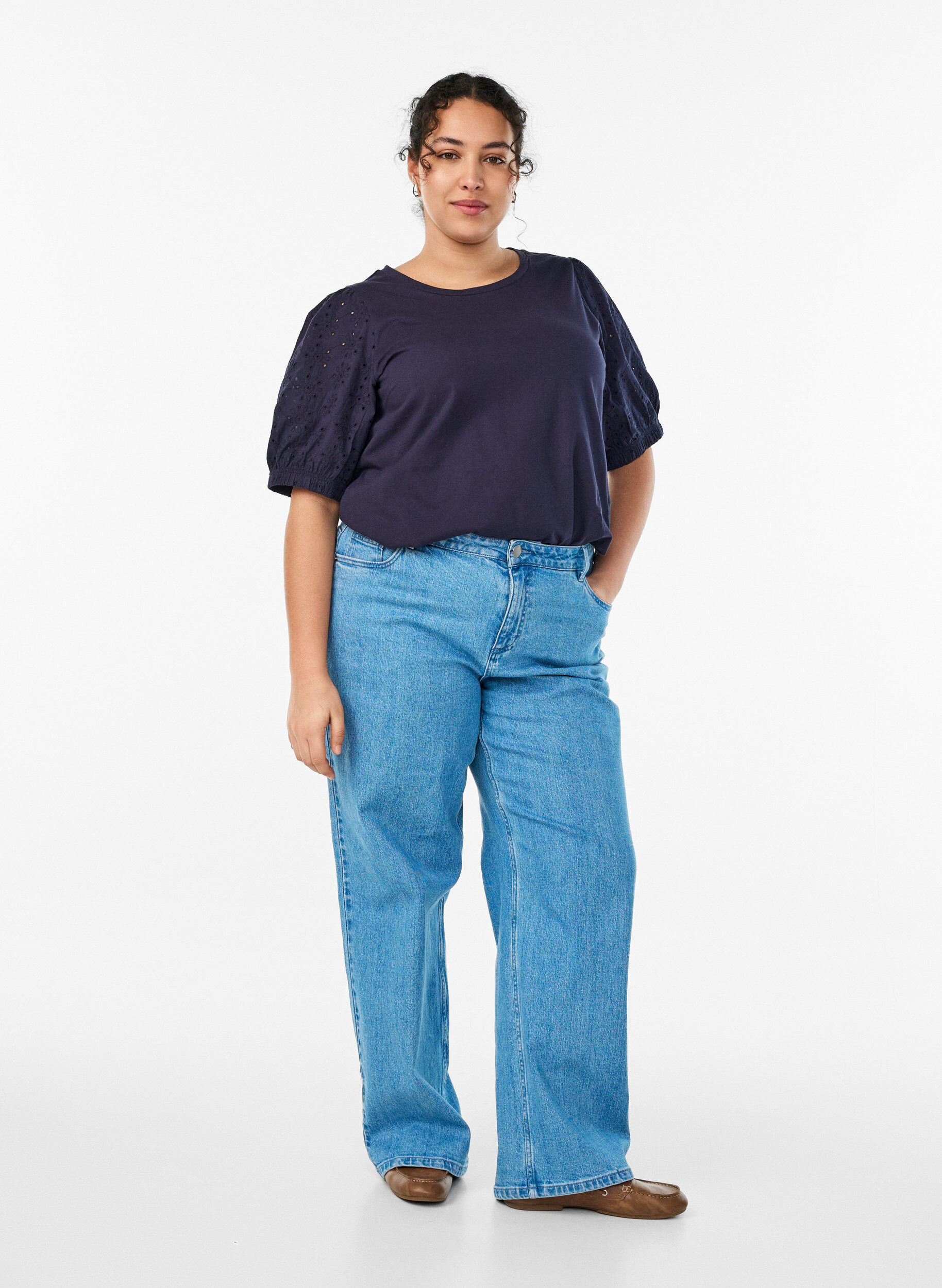 Zizzi T-shirt med Broderie Anglaise-&auml;rmar, Bl&aring;, Model image number 1