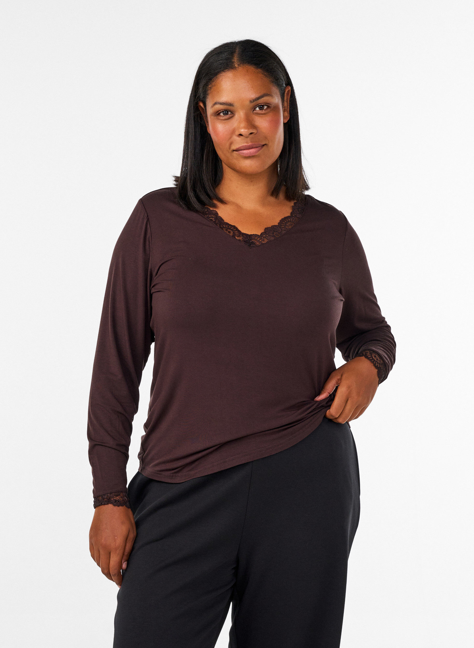 ZizziBlus i viskos med spetskant och v-ringning, Brun, Model image number 0