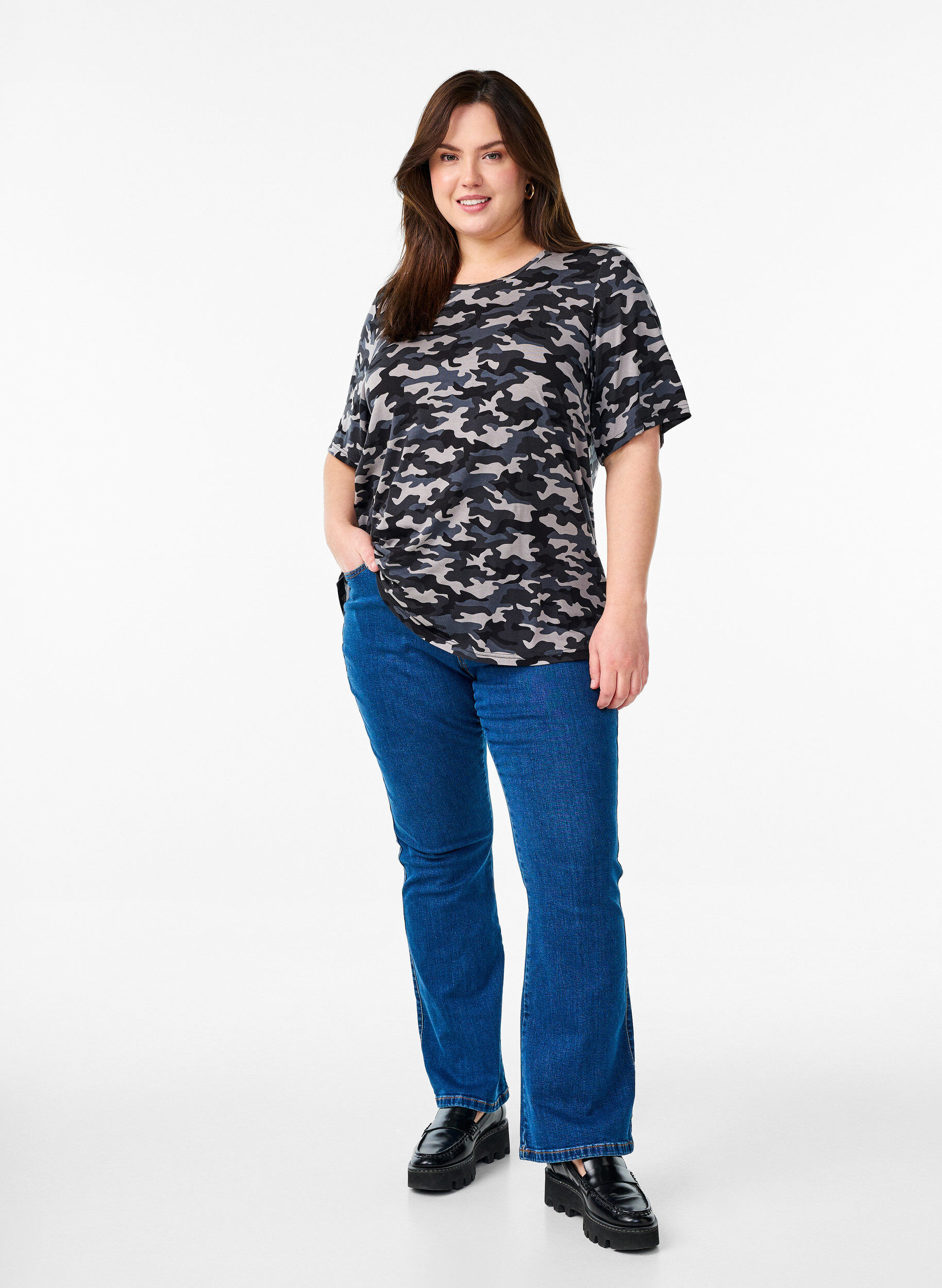 Zizzi T-shirt i TENCEL&trade; Lyocell med r&auml;nder, Gr&aring;, Model image number 1