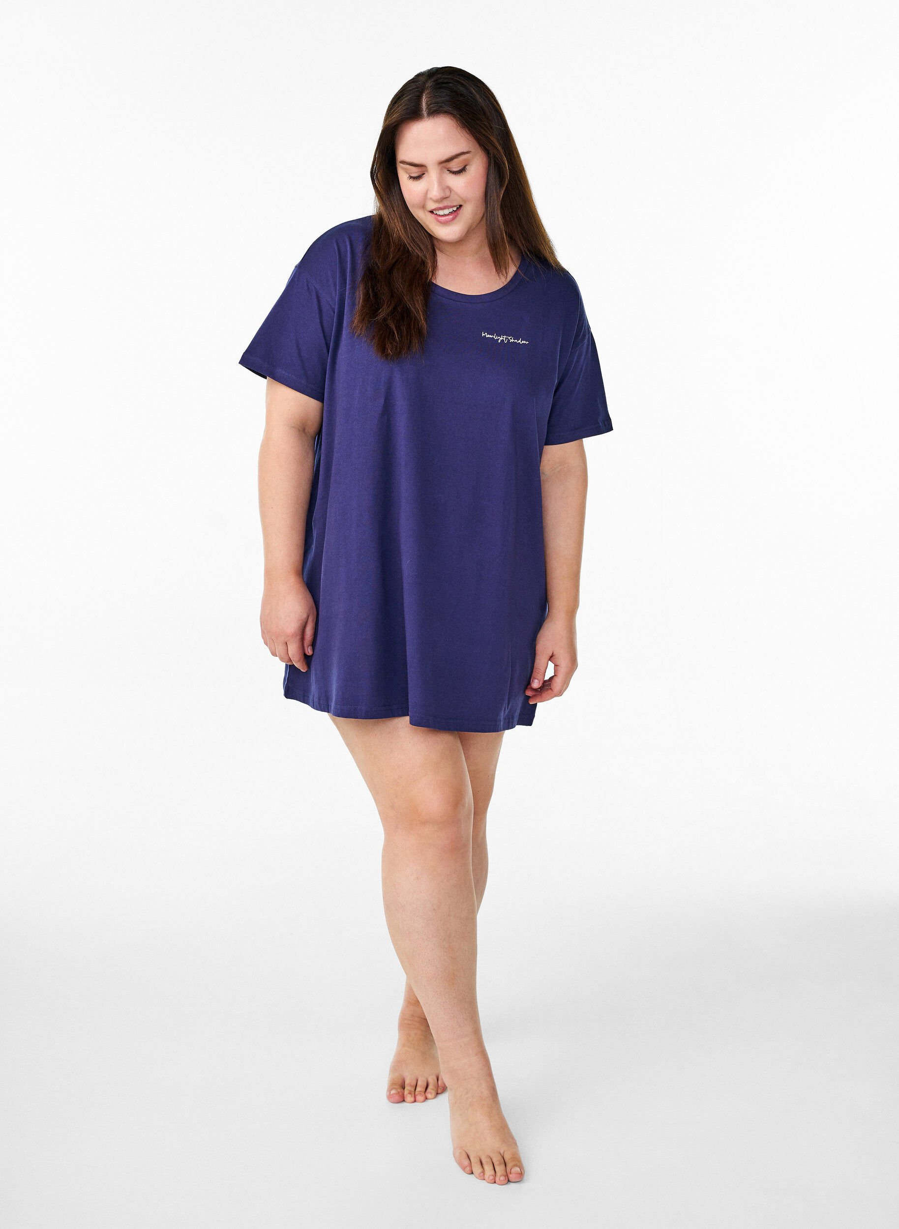 Zizzi L&aring;ng natt-t-shirt i ekologisk bomull med tryck, Bl&aring;, Model image number 1