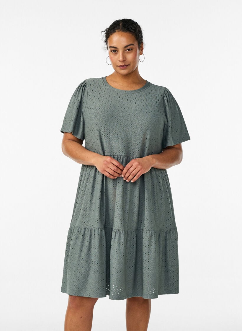 Kort kl&auml;nning med spetsm&ouml;nster och lagerkjol, Gr&ouml;n, Model image number 0