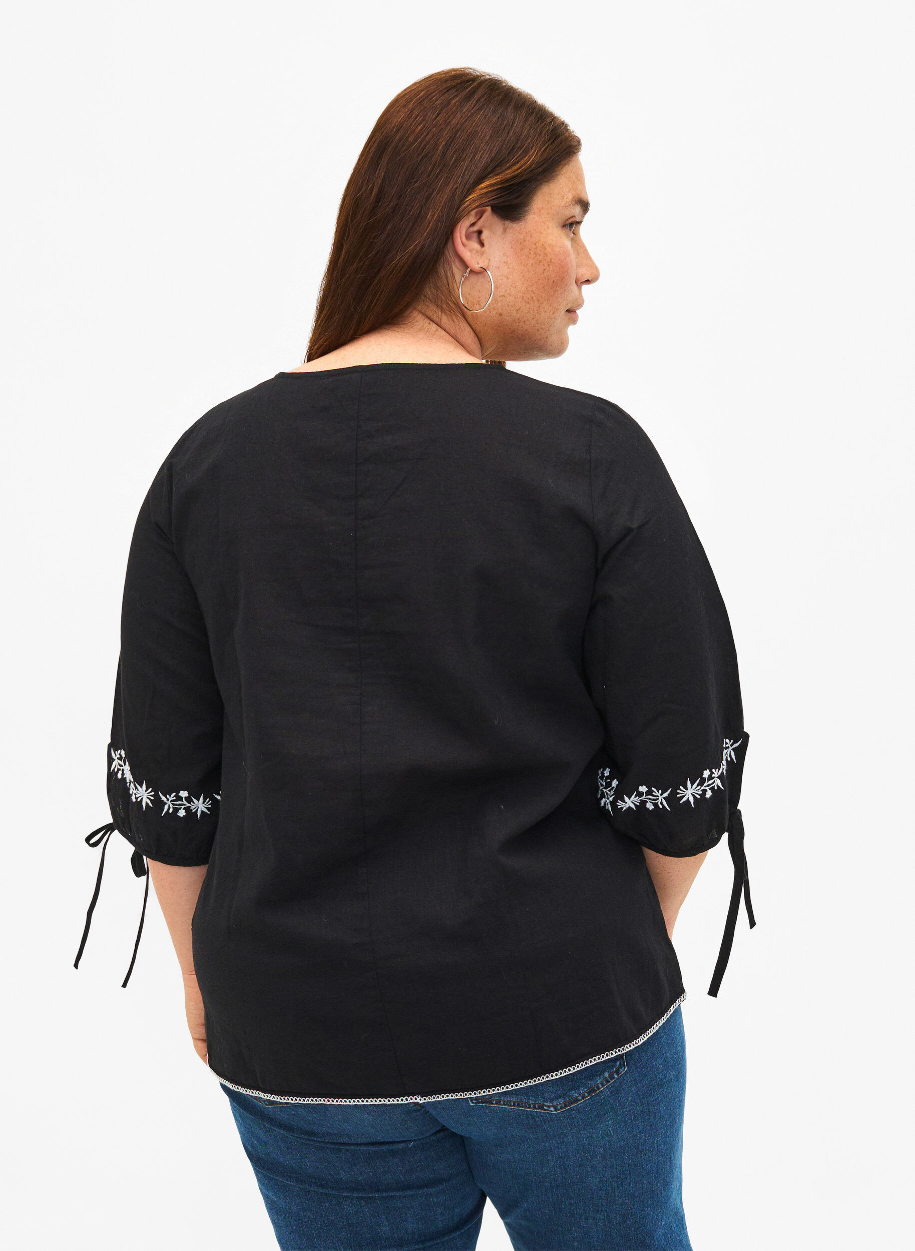 Zizzi Broderad blus i bomullsblandning med linne, Black W. EMB, Model image number 1