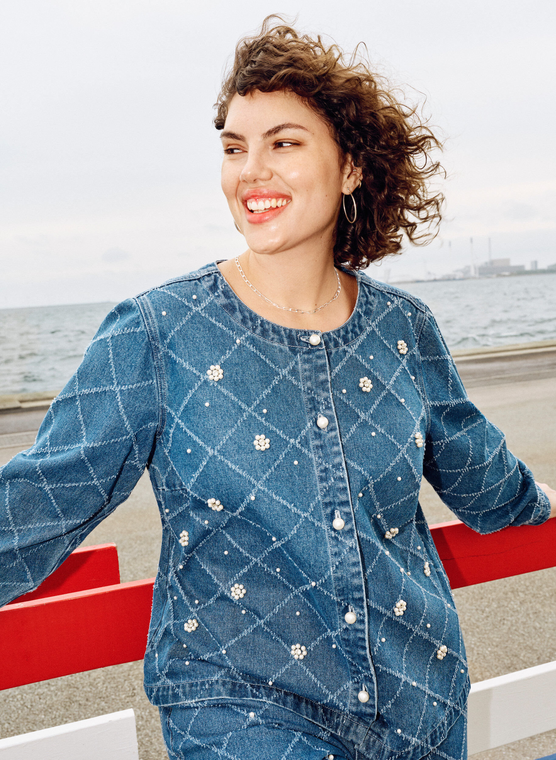 Zizzi Jeansskjorta med slitna detaljer och p&auml;rldetaljer, Bl&aring;, Image image number 0