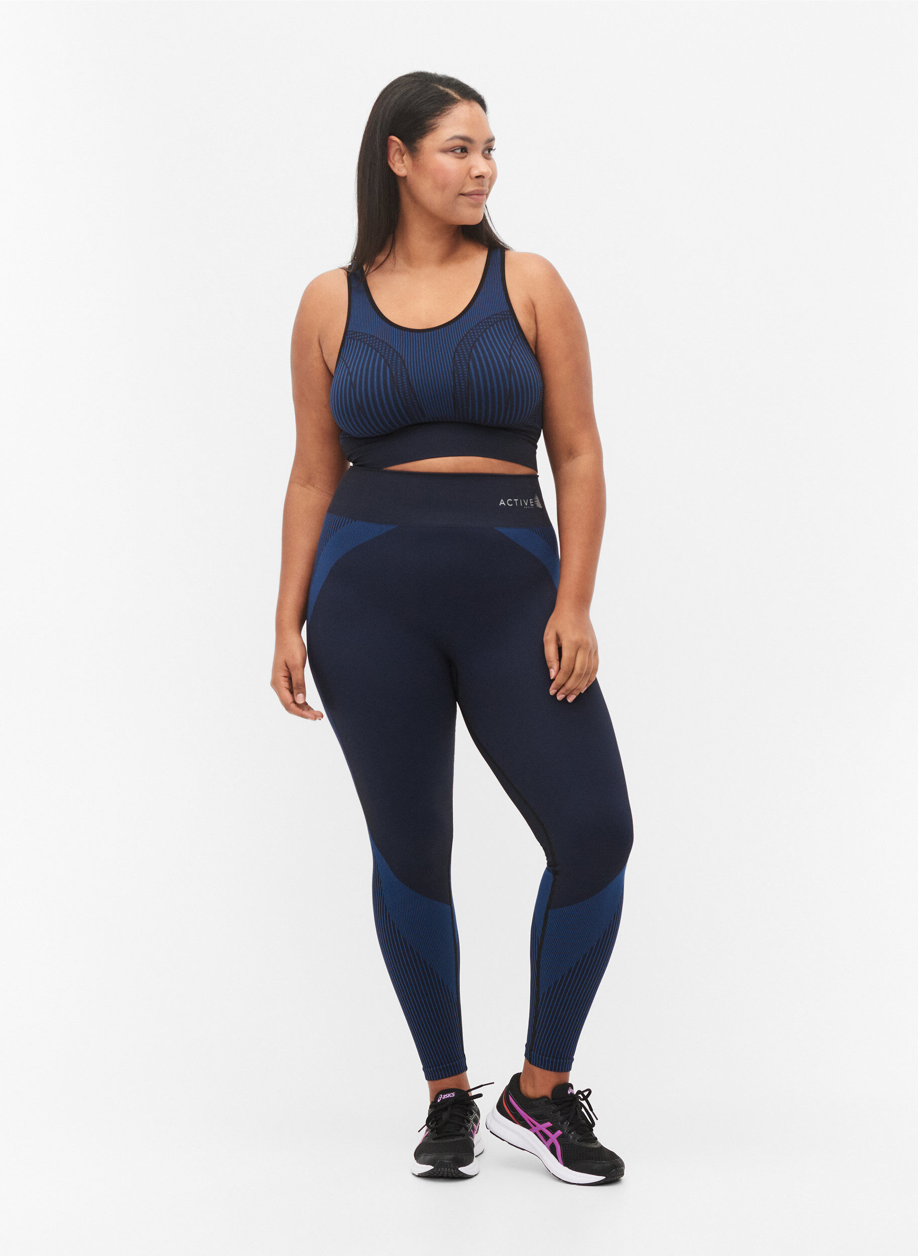 Zizzi  Seamless sport-bh med r&auml;nder, Black w. Blue Depths, Model image number 2