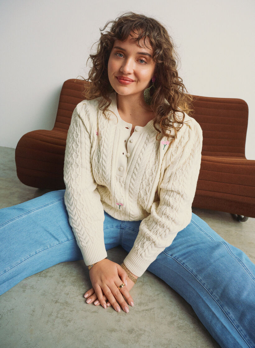 Stickad blus med kabelm&ouml;nster och broderade blommor, Vit, Image image number 0