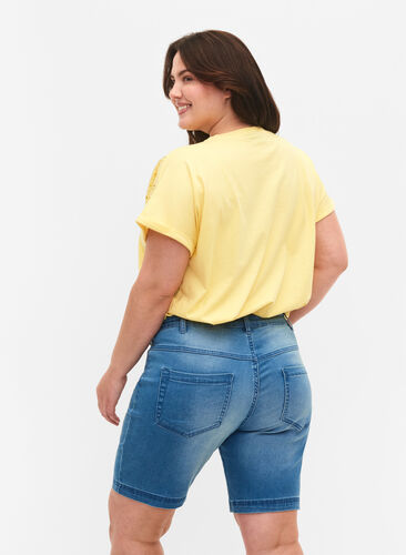 Slim fit Emily shorts med normalhög midja, Light blue denim, Model image number 1
