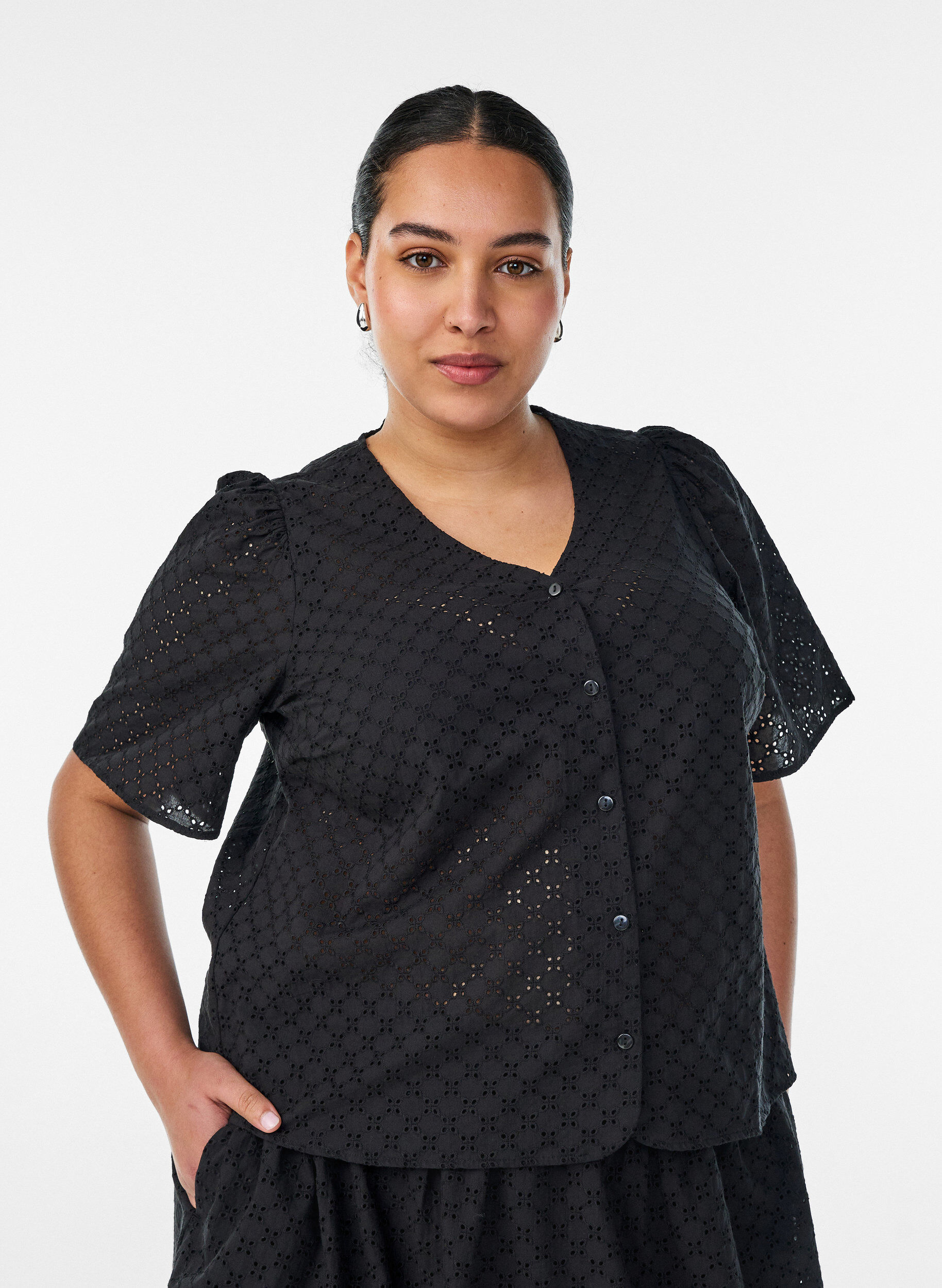 ZizziBlus i broderie anglaise med kn&auml;ppning, Svart, Model image number 0
