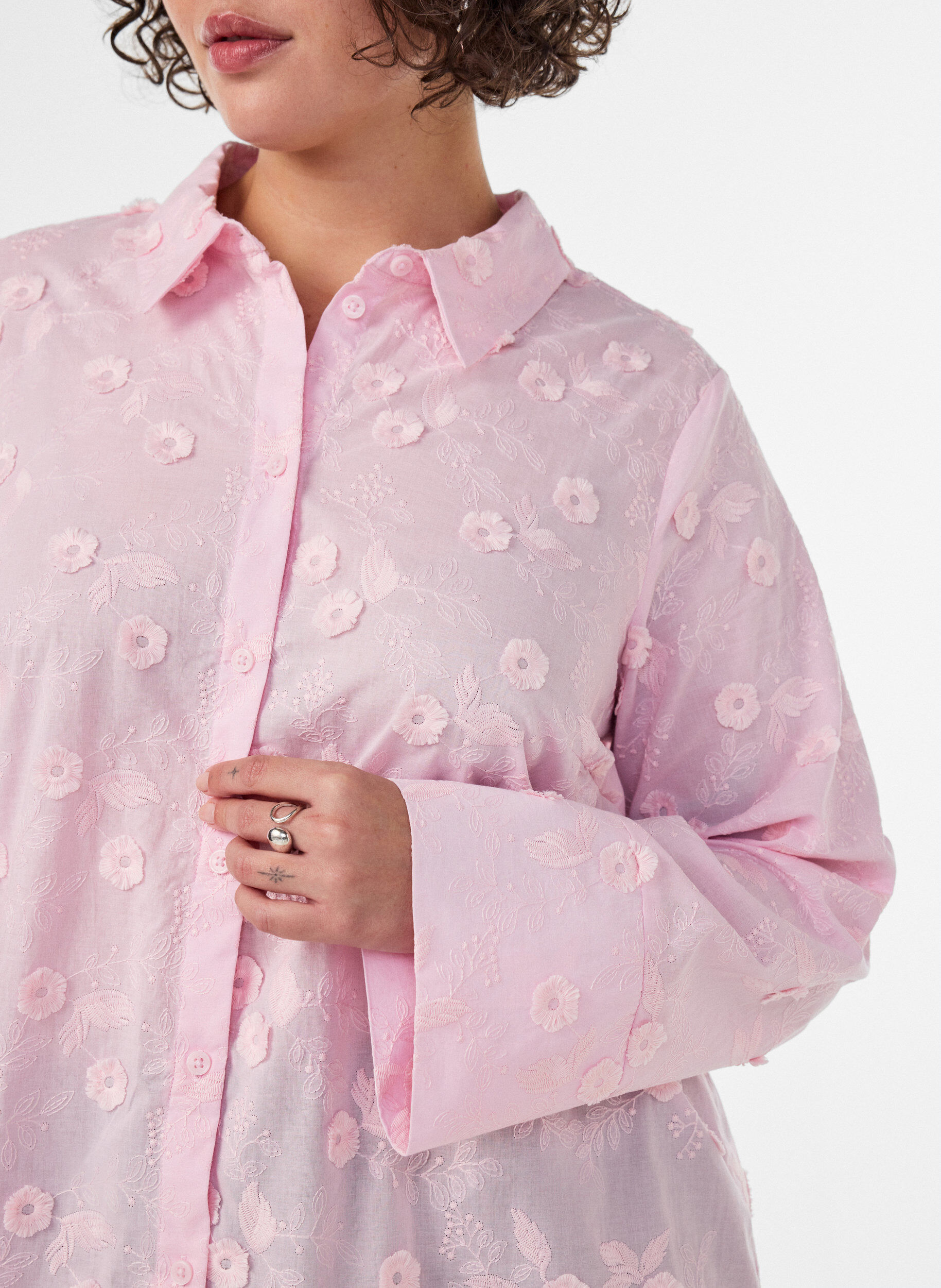 ZizziSkjorta med blommigt broderi och vida &auml;rmar, Rosa, Model image number 3