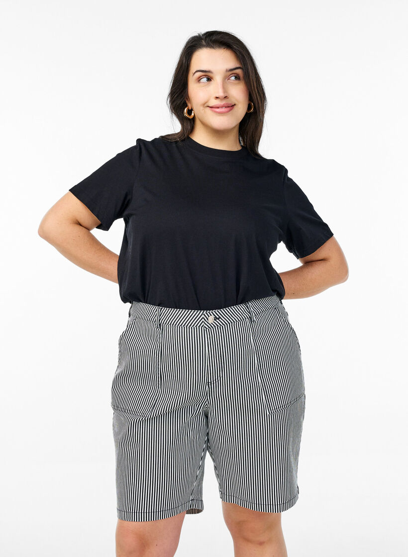 Randiga Bermudashorts med hög midja, Svart, Model image number 0