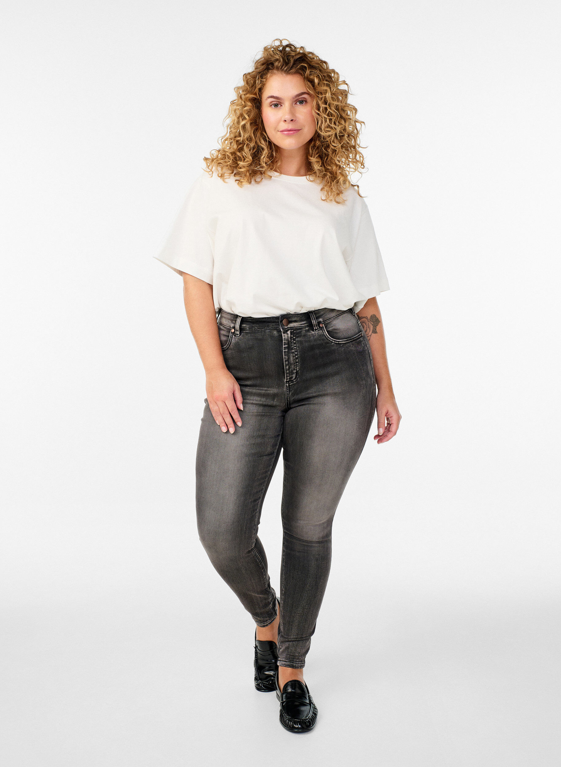 Supersmala Amy-jeans med h&ouml;g midja, Gr&aring;, Model