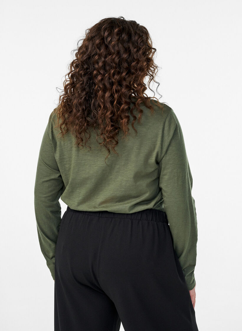 L&aring;ng&auml;rmad t-shirt med v-ringning och knappar, Gr&ouml;n, Model image number 2