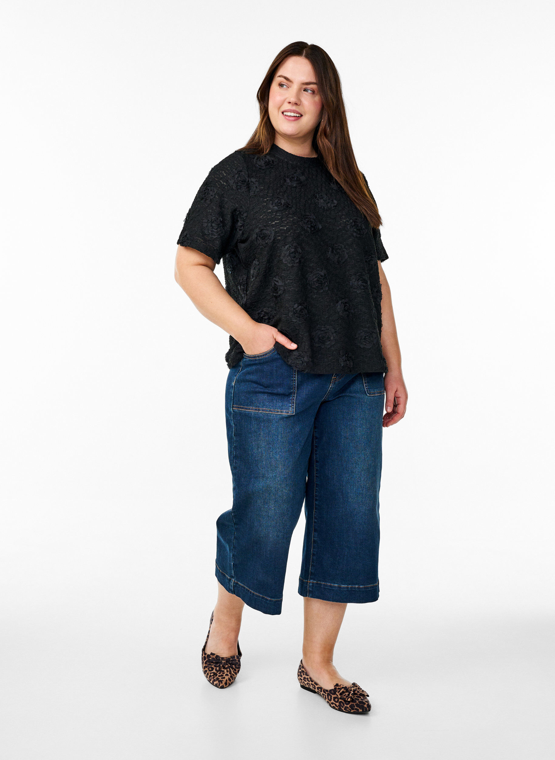 Zizzi Blus med 3D-blommor och korta &auml;rmar, Svart, Model image number 1