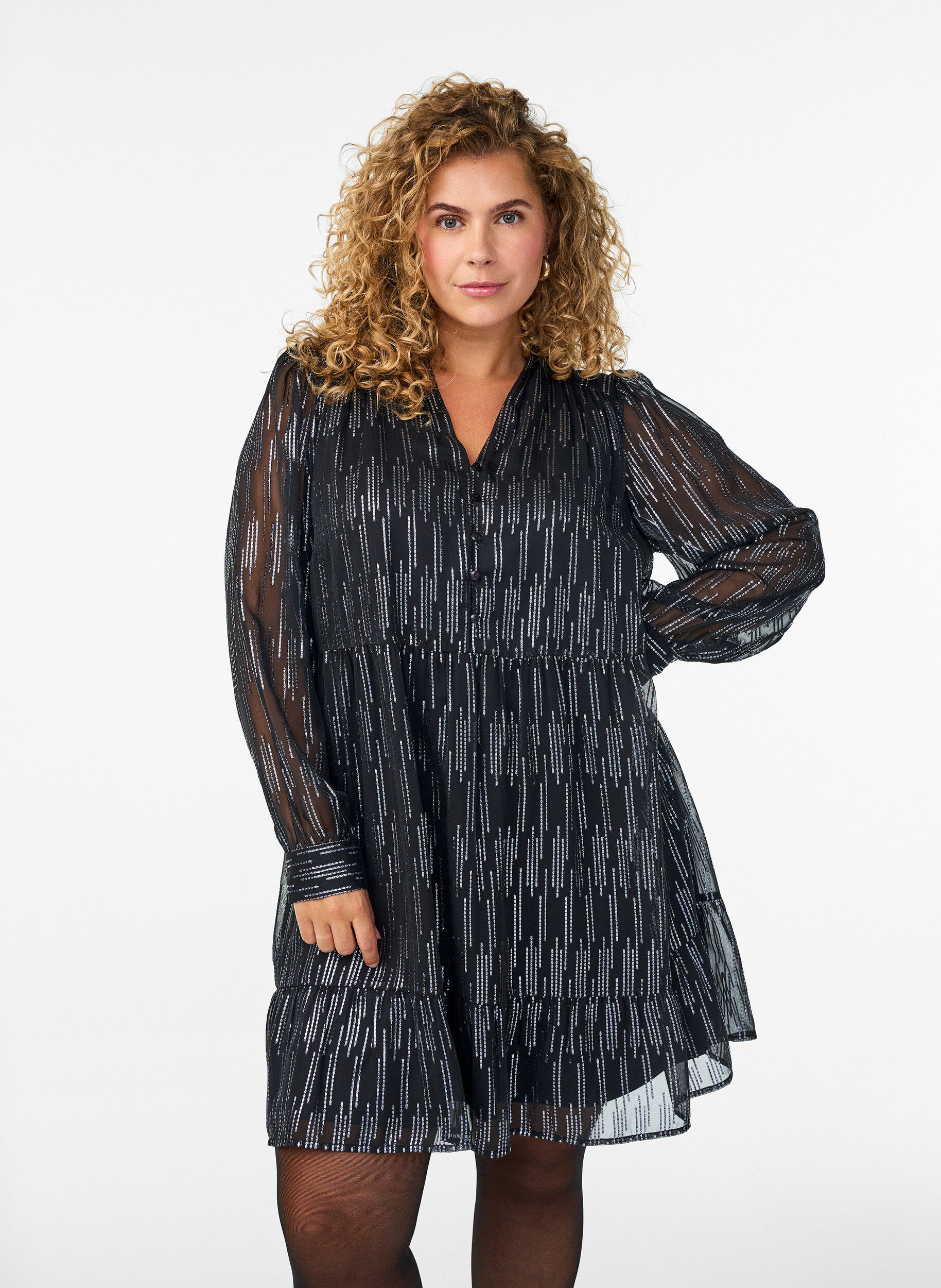 Kort festkl&auml;nning med glitterm&ouml;nster, Svart, Model