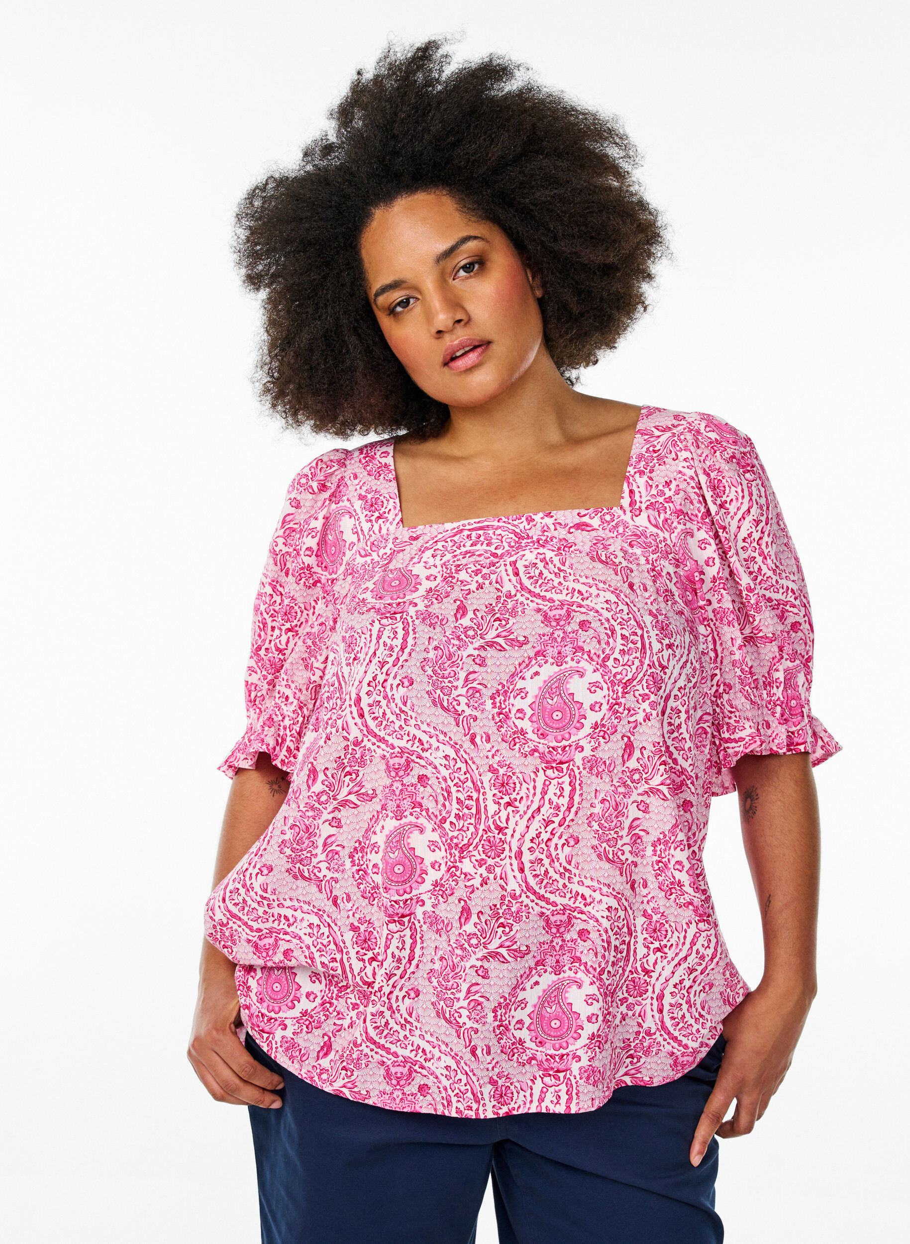 ZizziBlus i viskos med paisleym&ouml;nster och fyrkantig halsringning, Rosa, Model image number 0