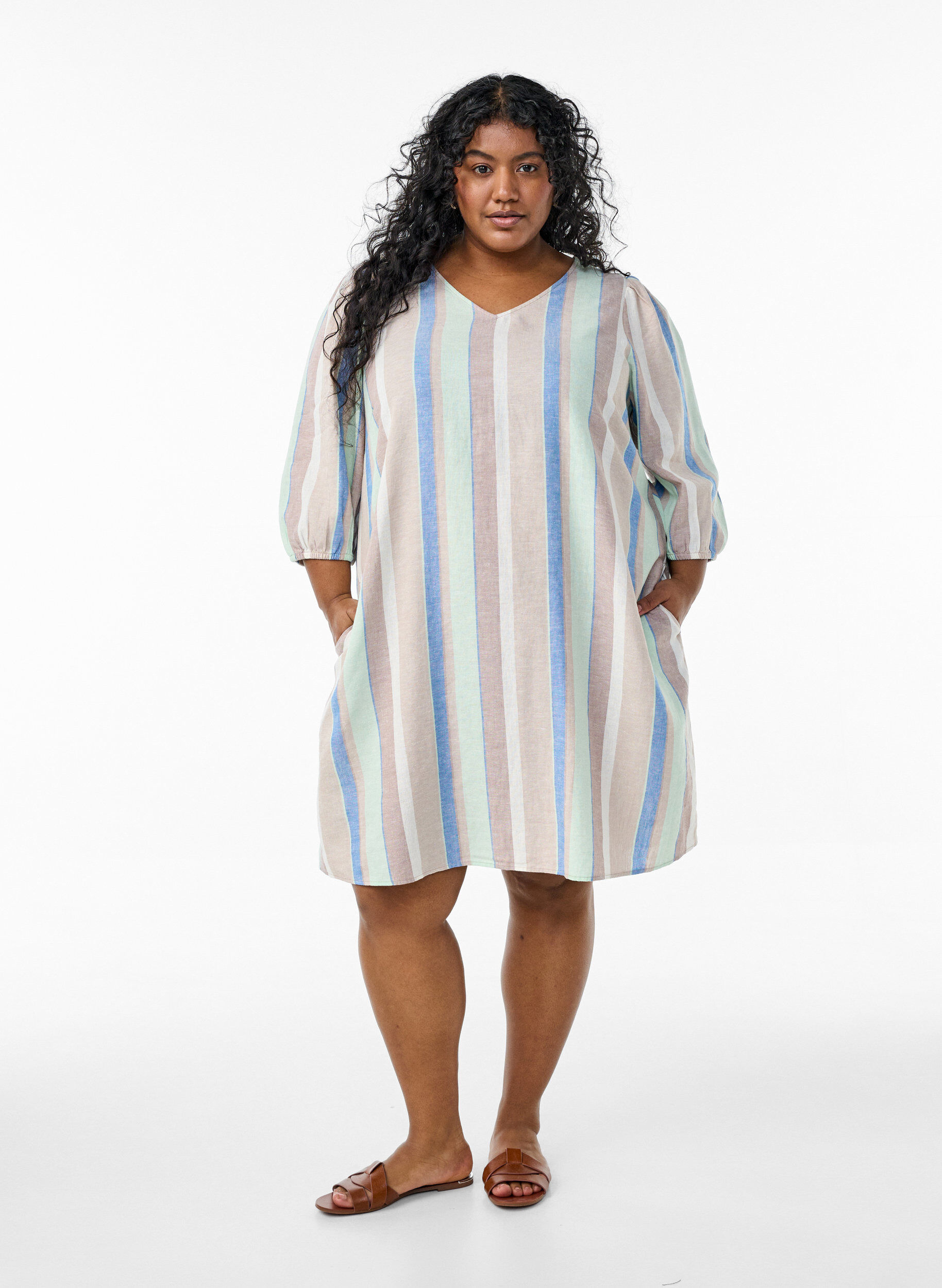 Zizzi Kort kl&auml;nning i linne och viskos med 3/4-&auml;rmar, Bl&aring;, Model image number 1