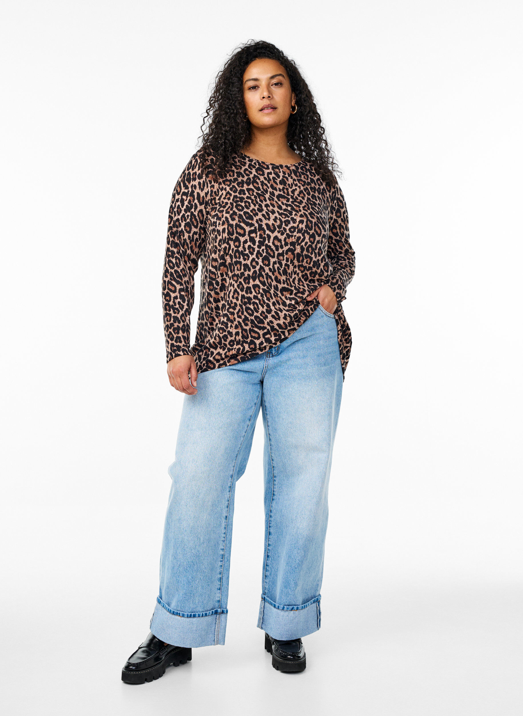 Zizzi Leopardm&ouml;nstrad blus med l&aring;nga &auml;rmar, Brun, Model image number 1