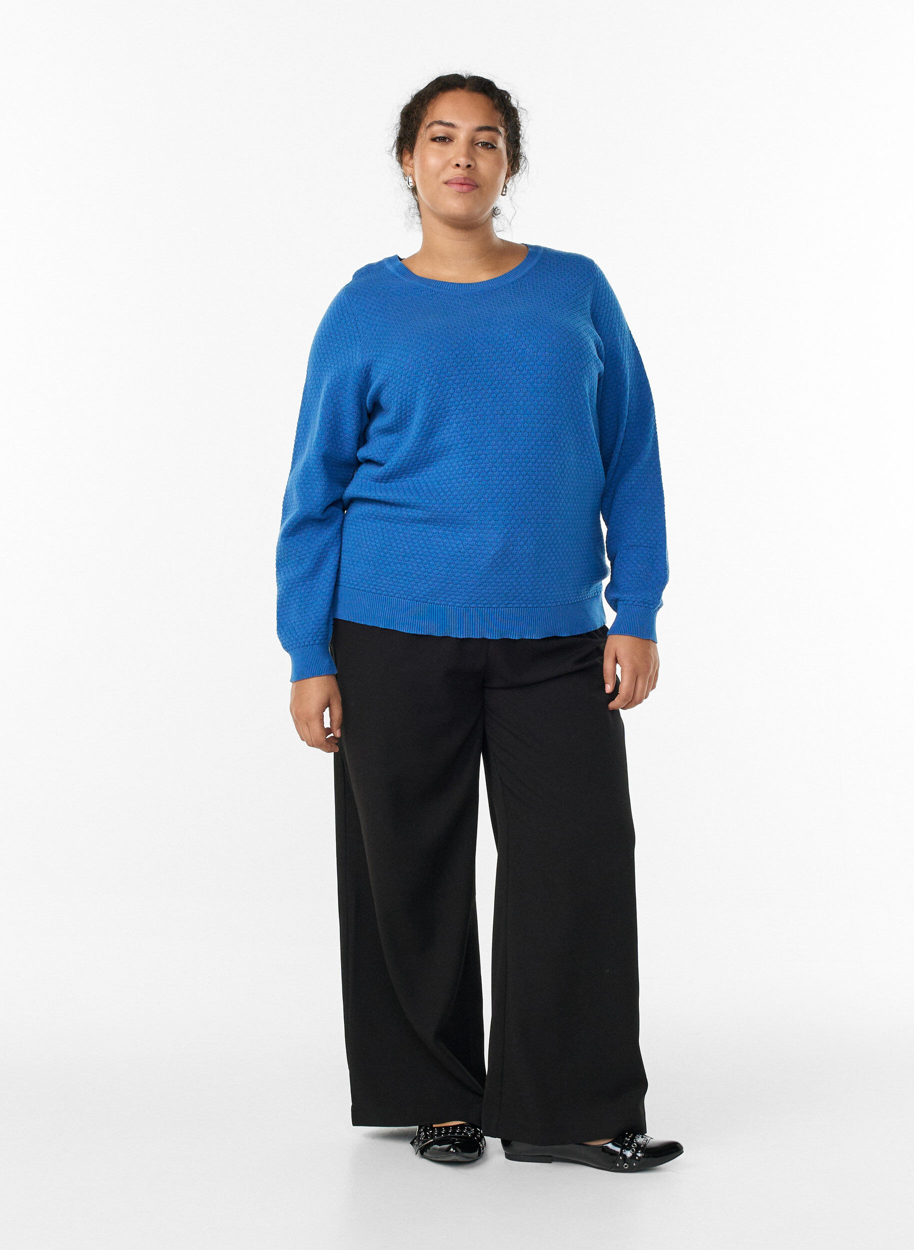 Zizzi Stickad blus i bomull med strukturm&ouml;nster, Bl&aring;, Model image number 1