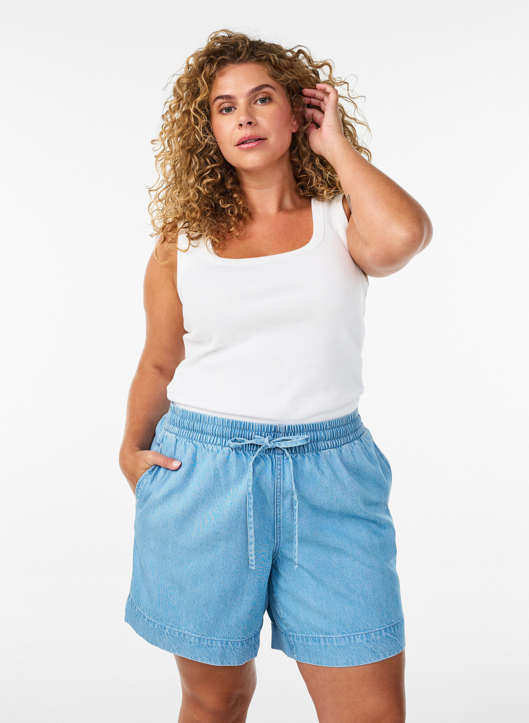 ZizziShorts i denimlook med res&aring;r i midjan och dragsko, Bl&aring;, Model image number 0