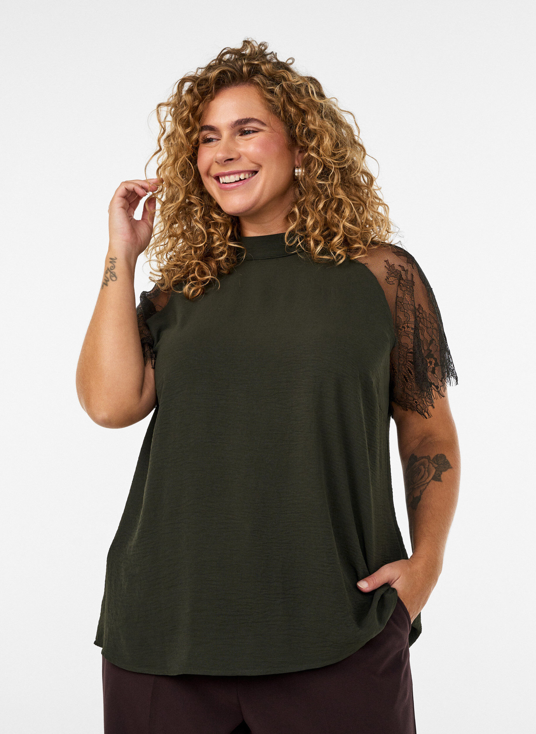 Blus med korta &auml;rmar i spets och h&ouml;g krage, Gr&ouml;n, Model