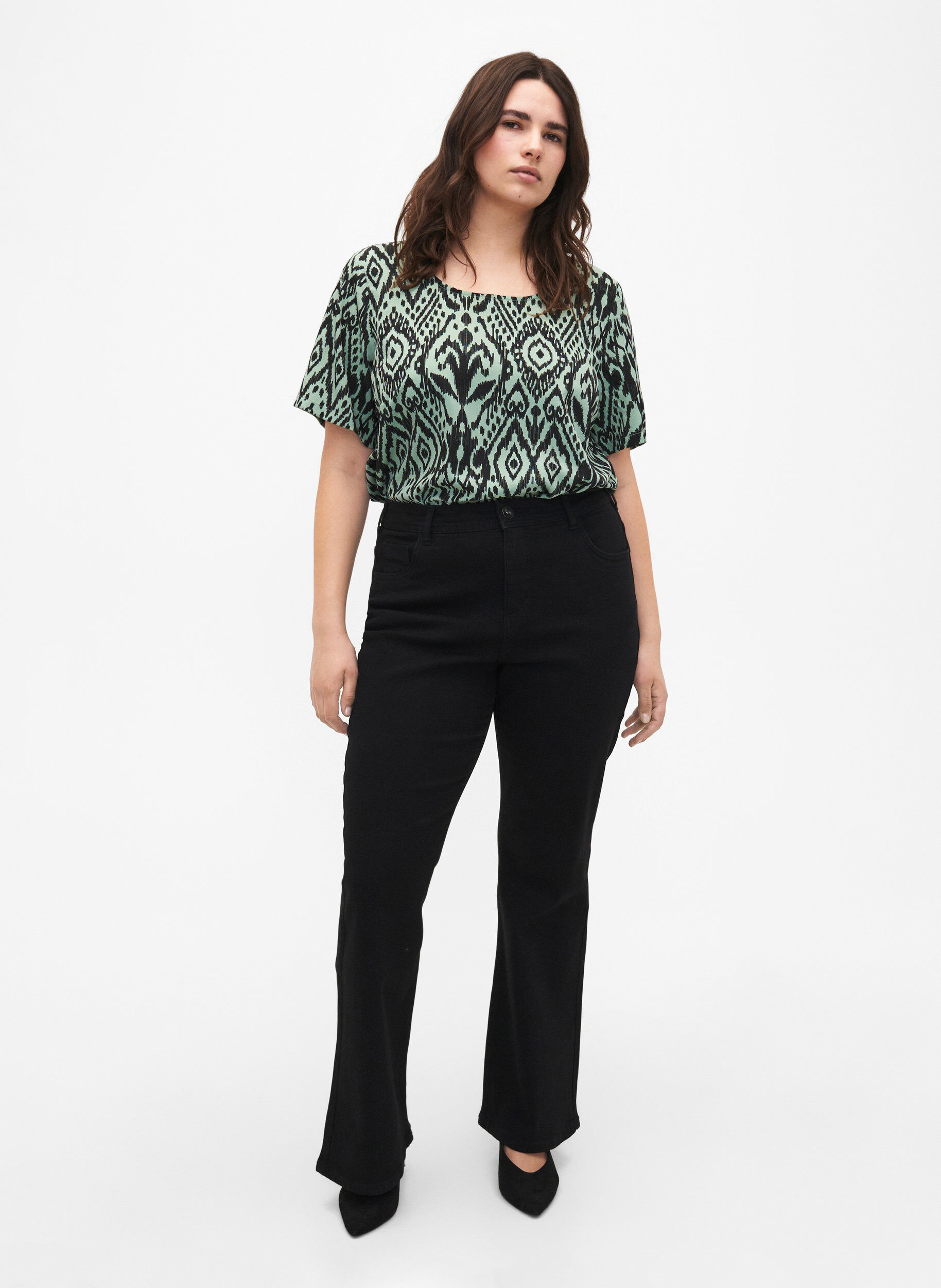 Zizzi FLASH - blus med kort &auml;rm och tryck, Green Bay Ehnic, Model image number 2