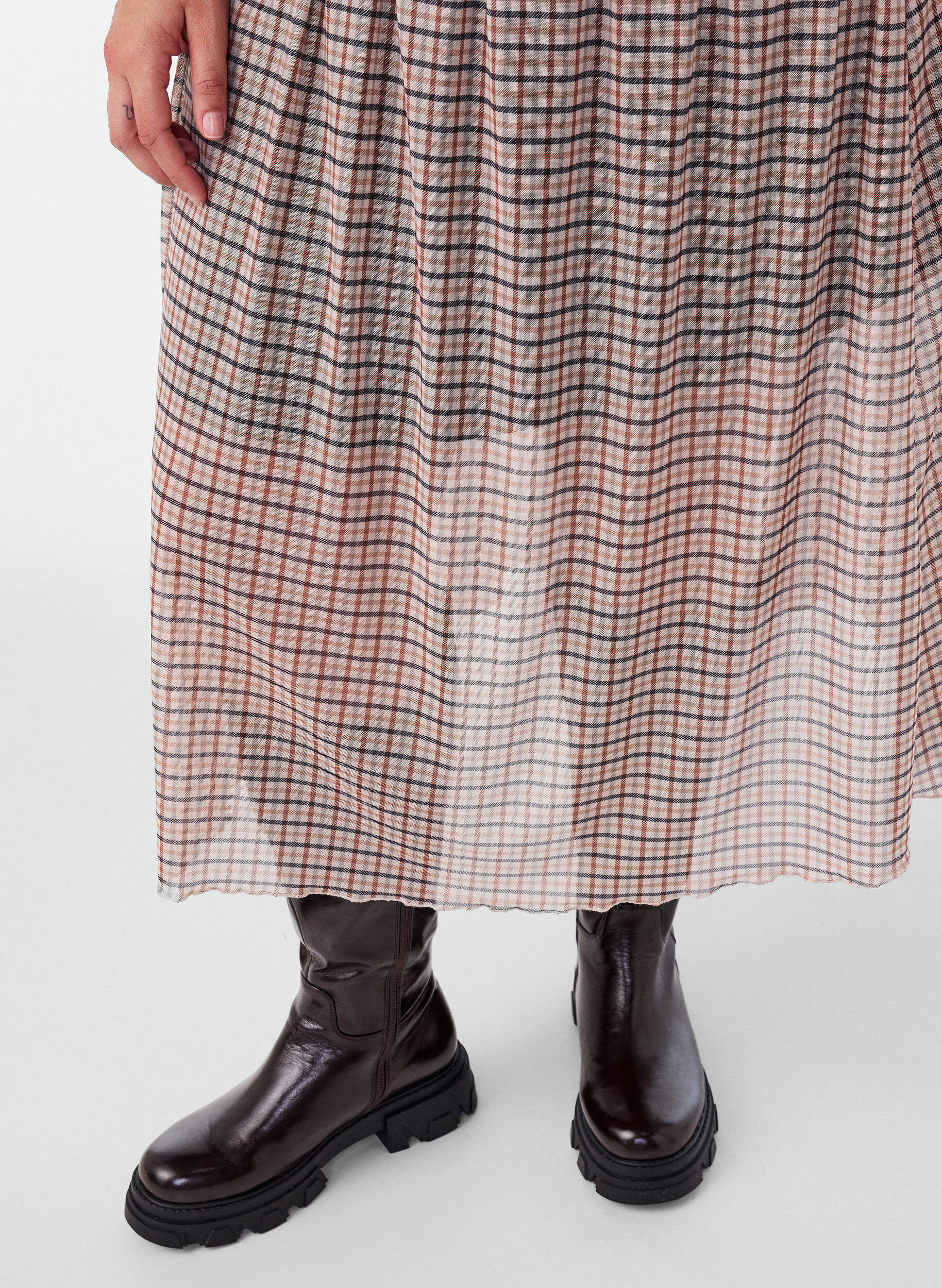 ZizziRutig midikjol i mesh, Beige, Model image number 2