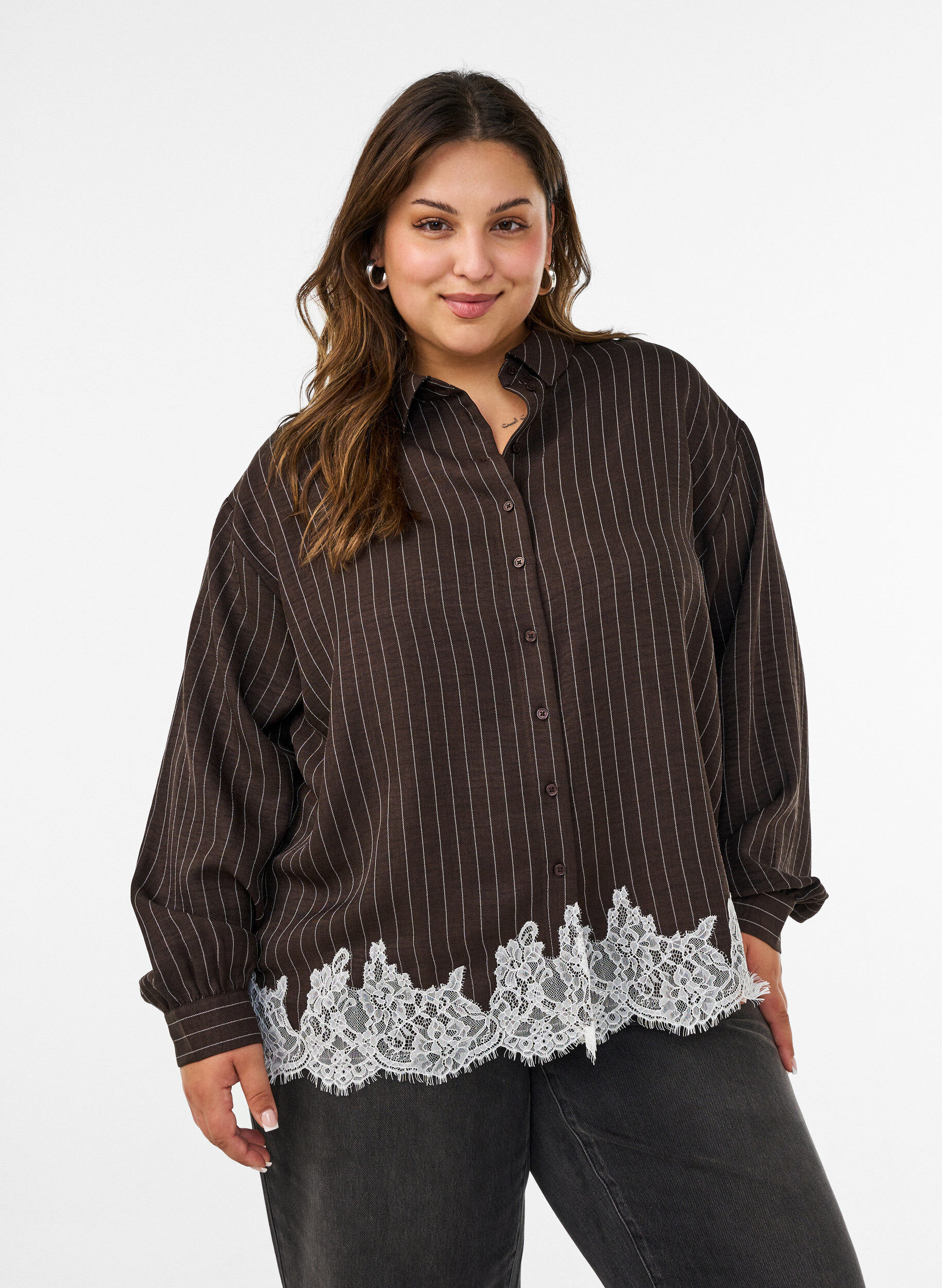 ZizziKritstrecksrandig skjorta med spetskant, Brun, Model image number 0