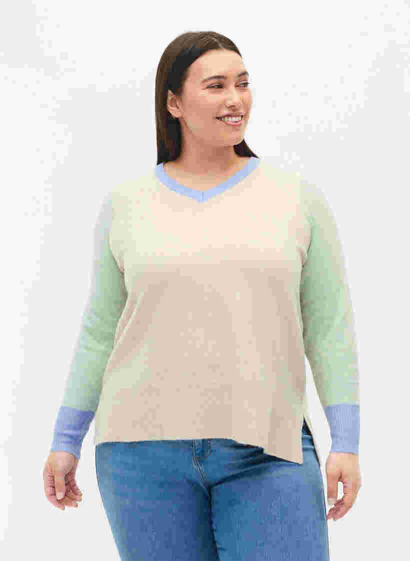 Stickad v-ringad tröja med färgblock, Pumice Stone Mel.Com, Model