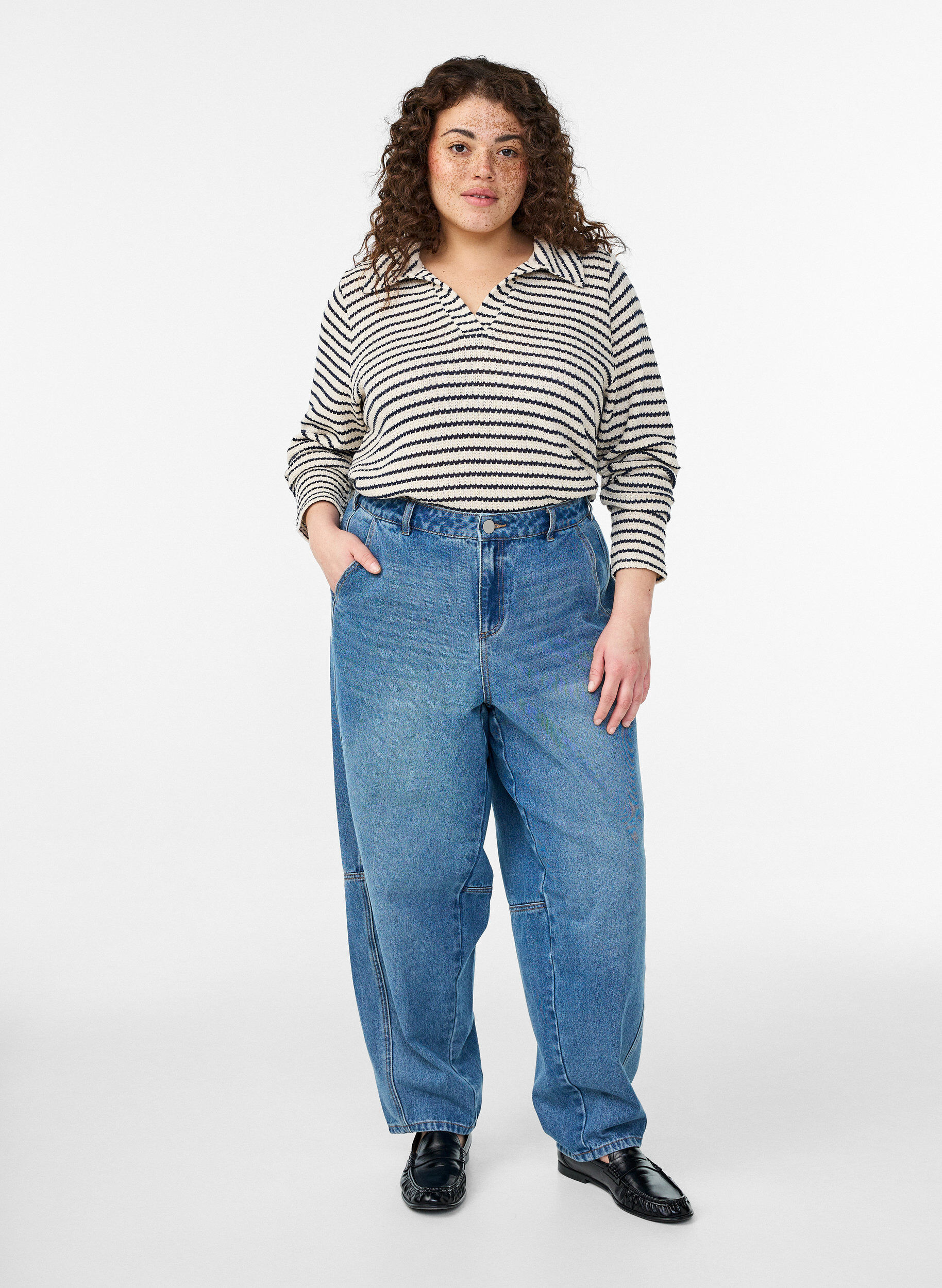 Zizzi Randig blus i jersey med krage och v-ringning, Beige, Model image number 1