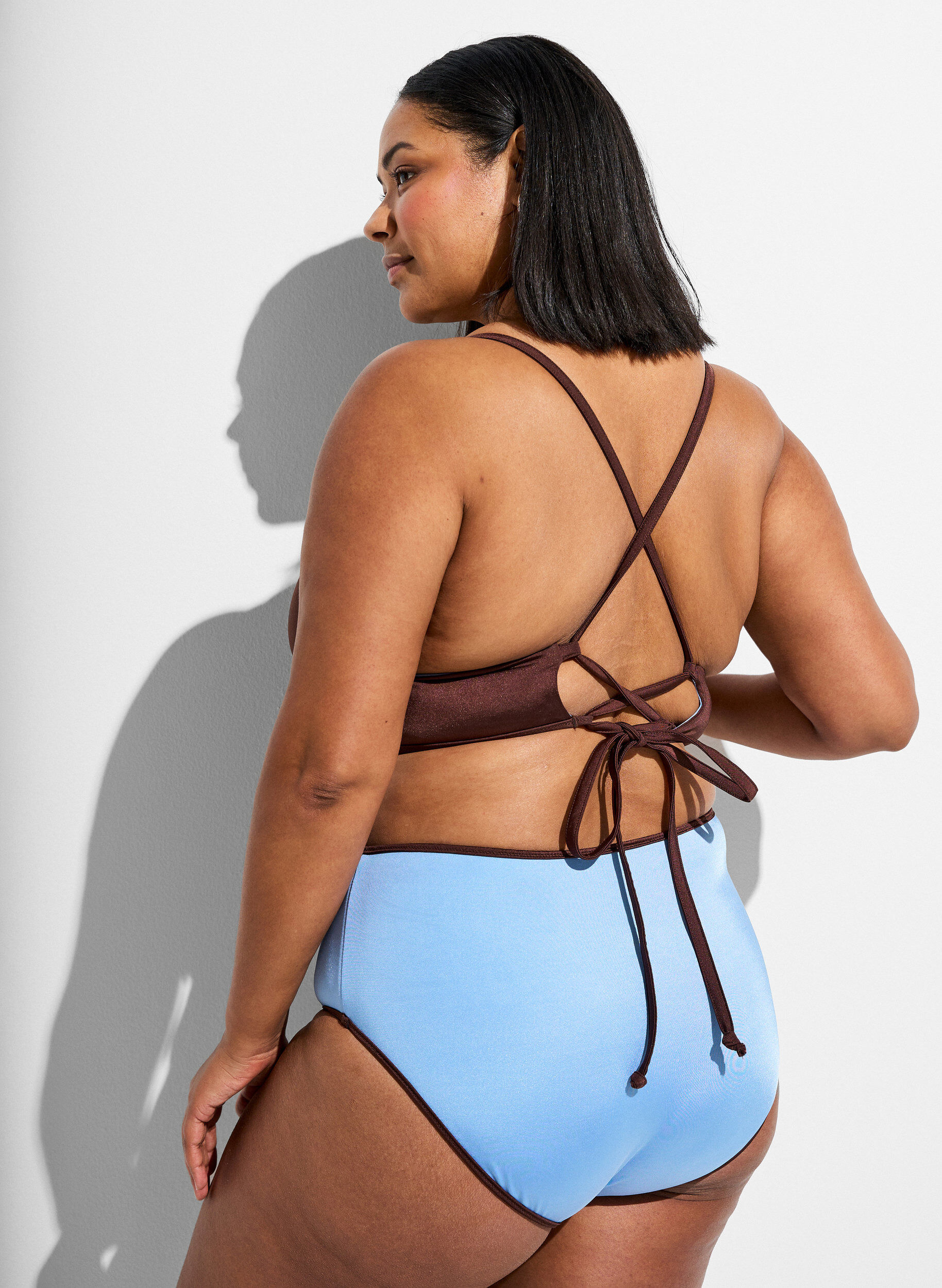ZizziV&auml;ndbar bikinitopp med v-ringning och kors i ryggen, Brun, Model image number 2