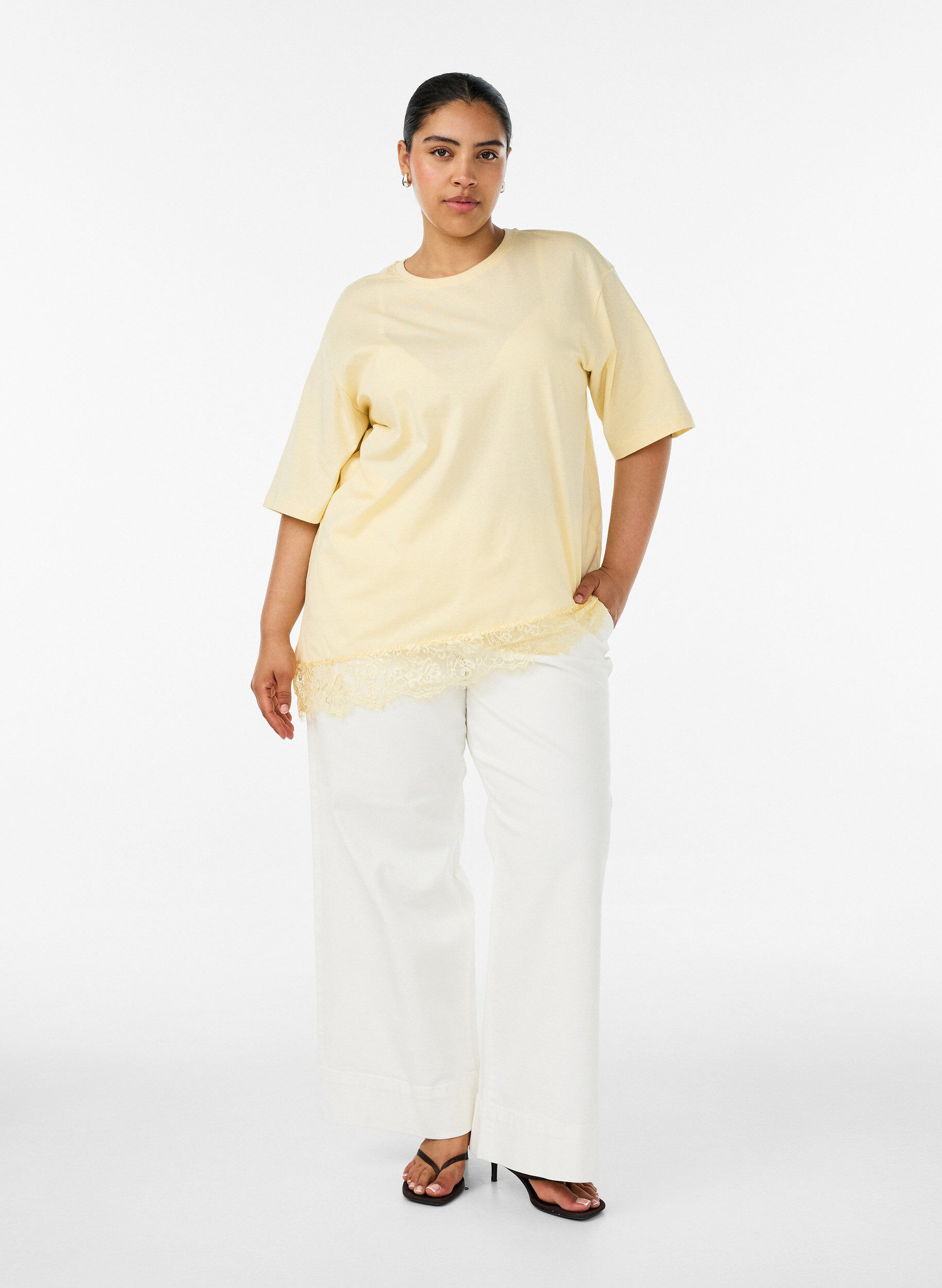 ZizziT-shirt med asymmetrisk spetskant, Gul, Model image number 1