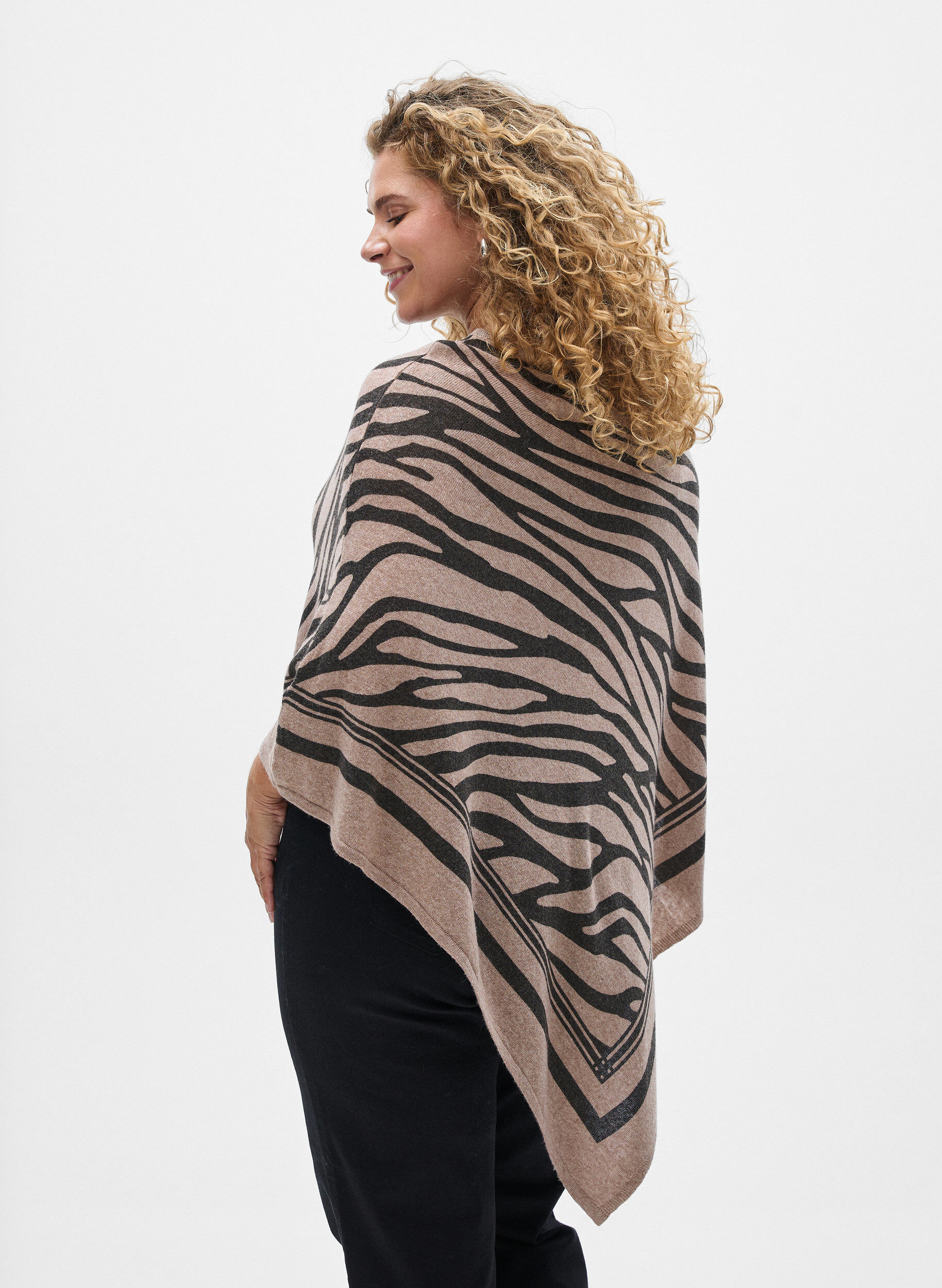 Zizzi Fin stickad poncho, Svart, Model image number 2