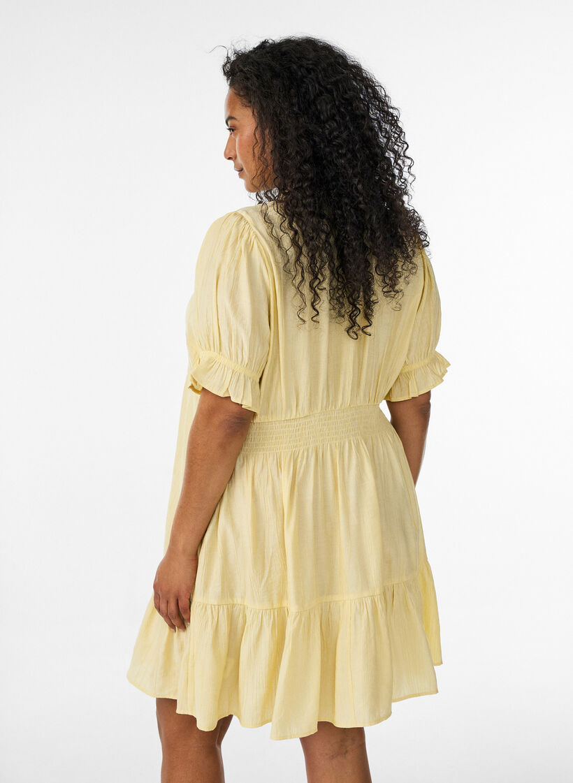 Kort kl&auml;nning i viskos med volangdetaljer, Gul, Model image number 2