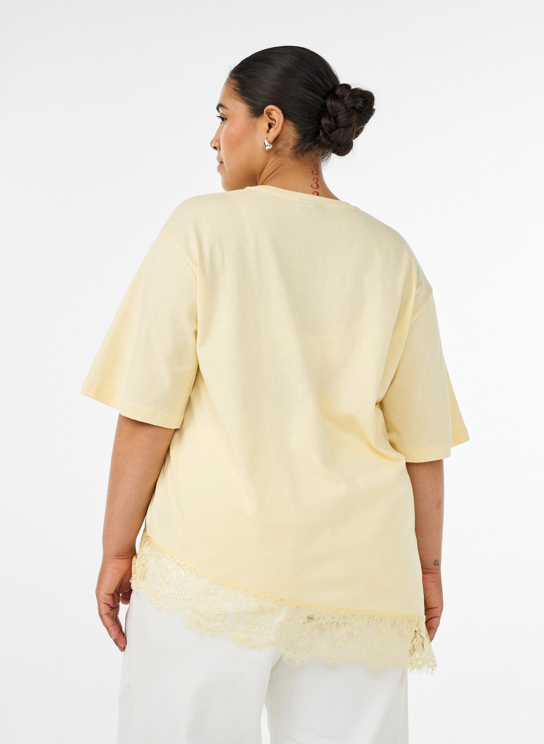 ZizziT-shirt med asymmetrisk spetskant, Gul, Model image number 2