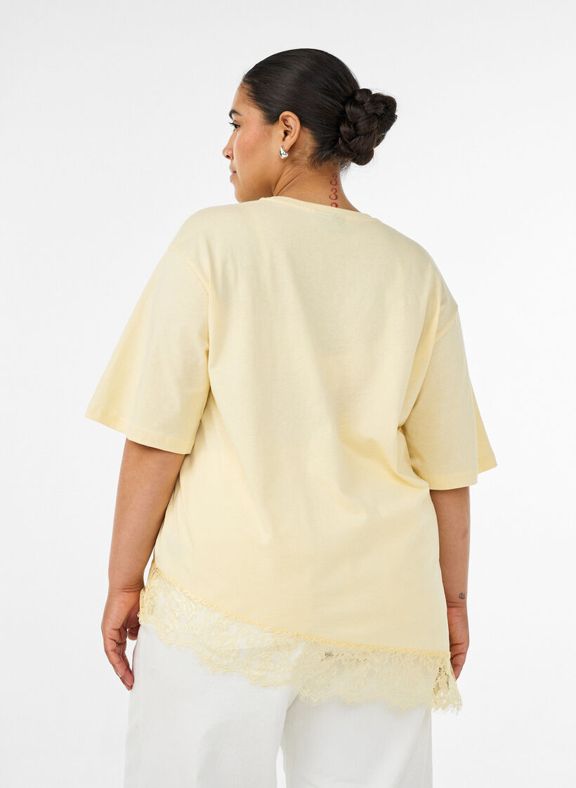 T-shirt med asymmetrisk spetskant, Gul, Model image number 2