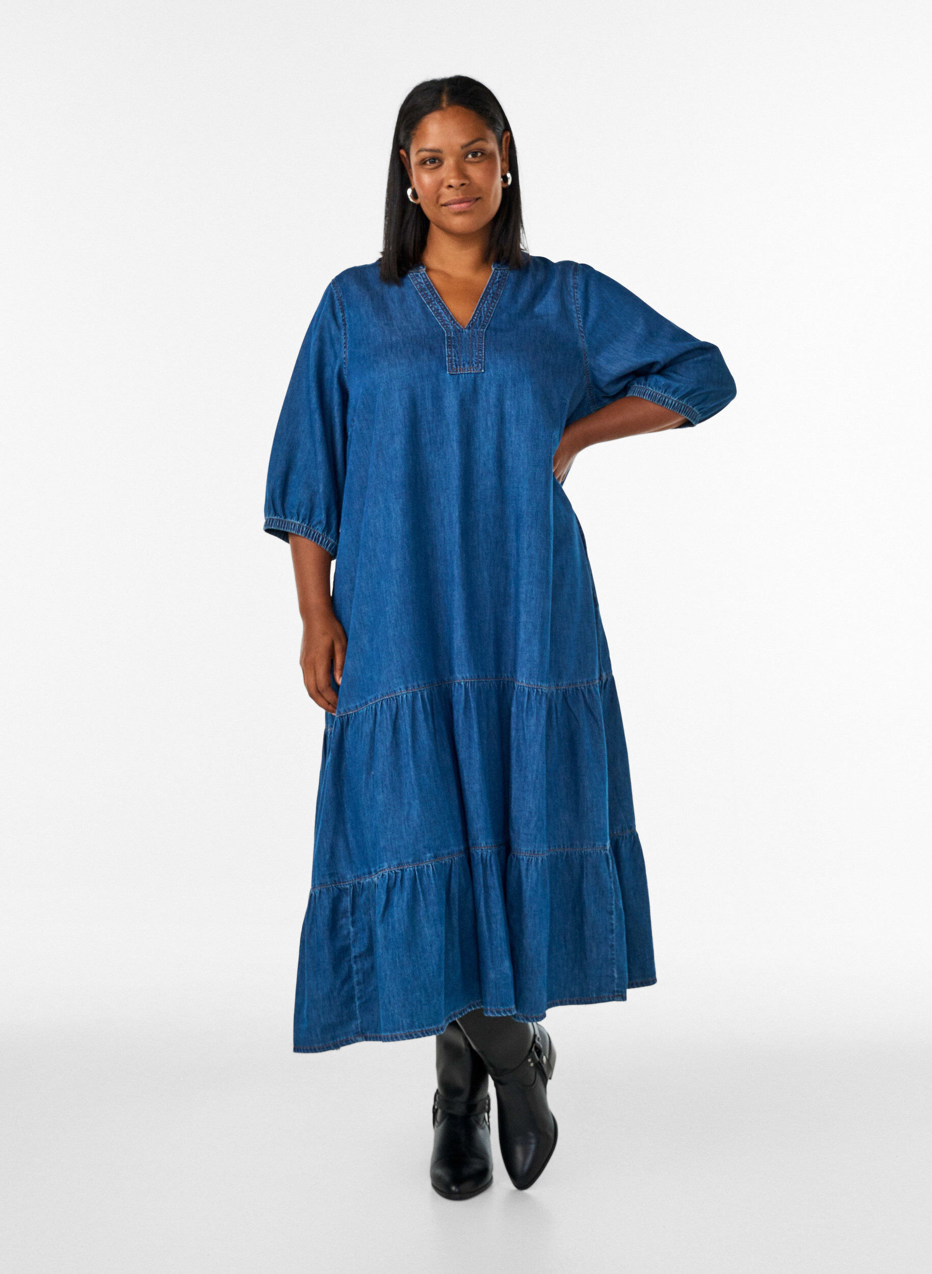 Maxikl&auml;nning i denim med volangv&aring;der, Bl&aring;, Model